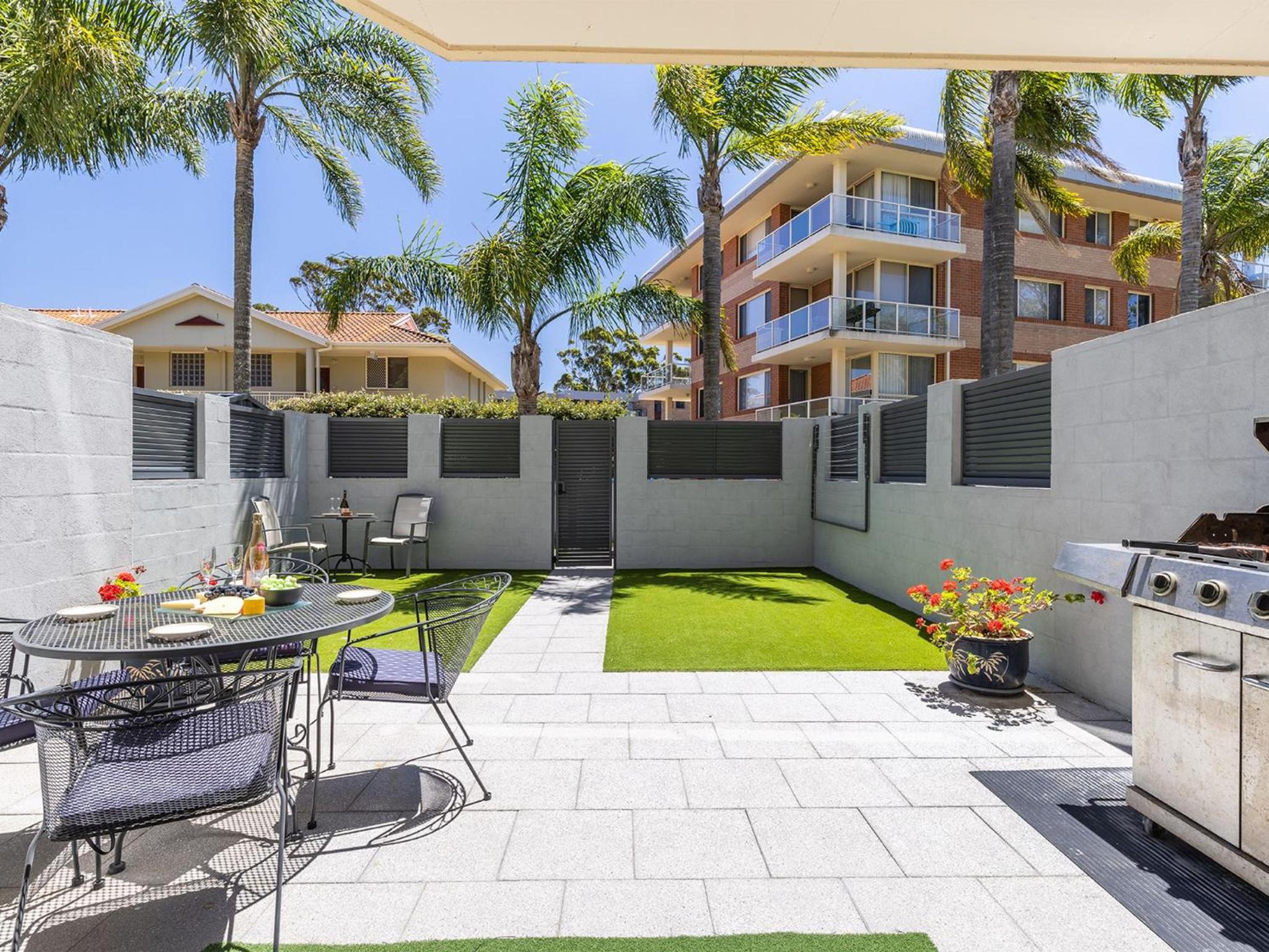 Kristie Court 2, 7 Weatherly Cl close to the beach with WiFi