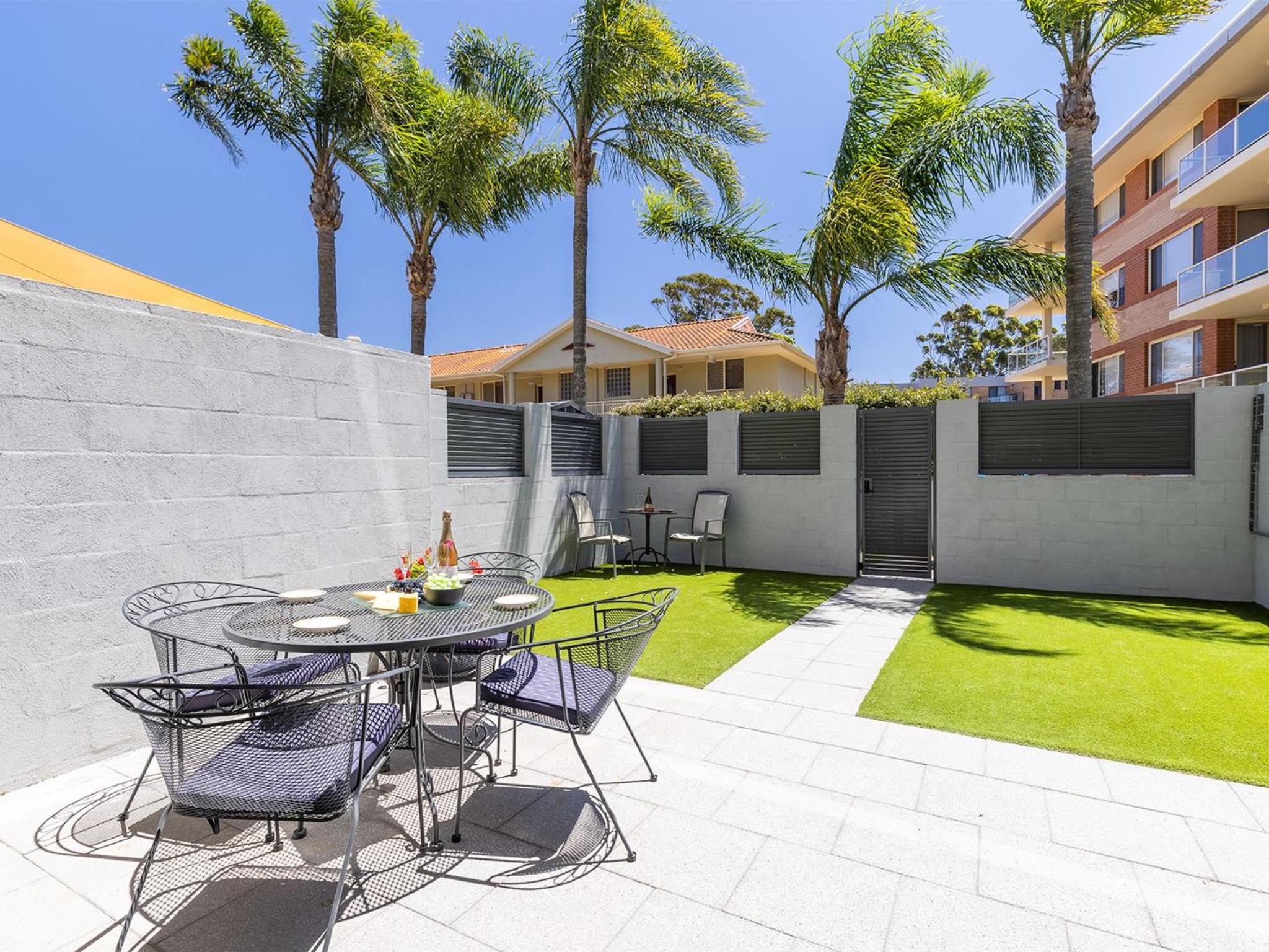 Kristie Court 2, 7 Weatherly Cl close to the beach with WiFi