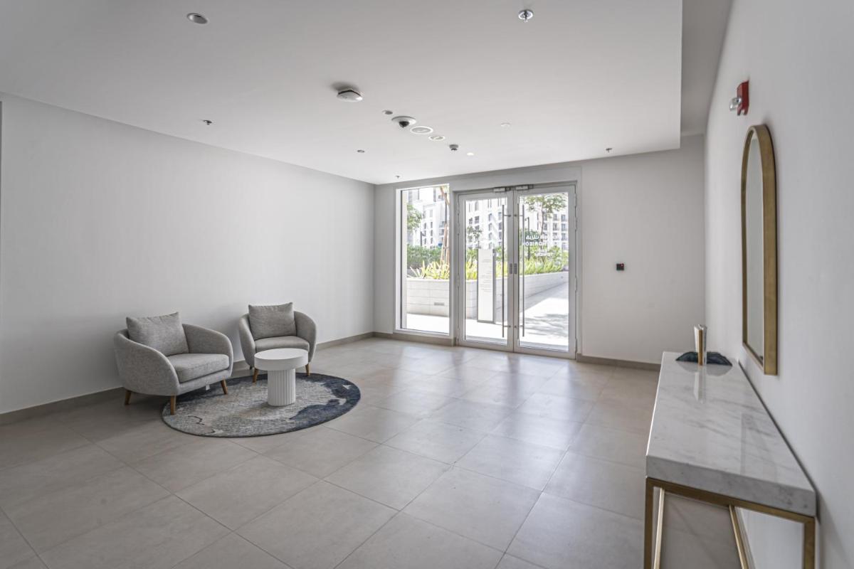 HiGuests - Artistic Apt with Balcony Overlooking Dubai Canal