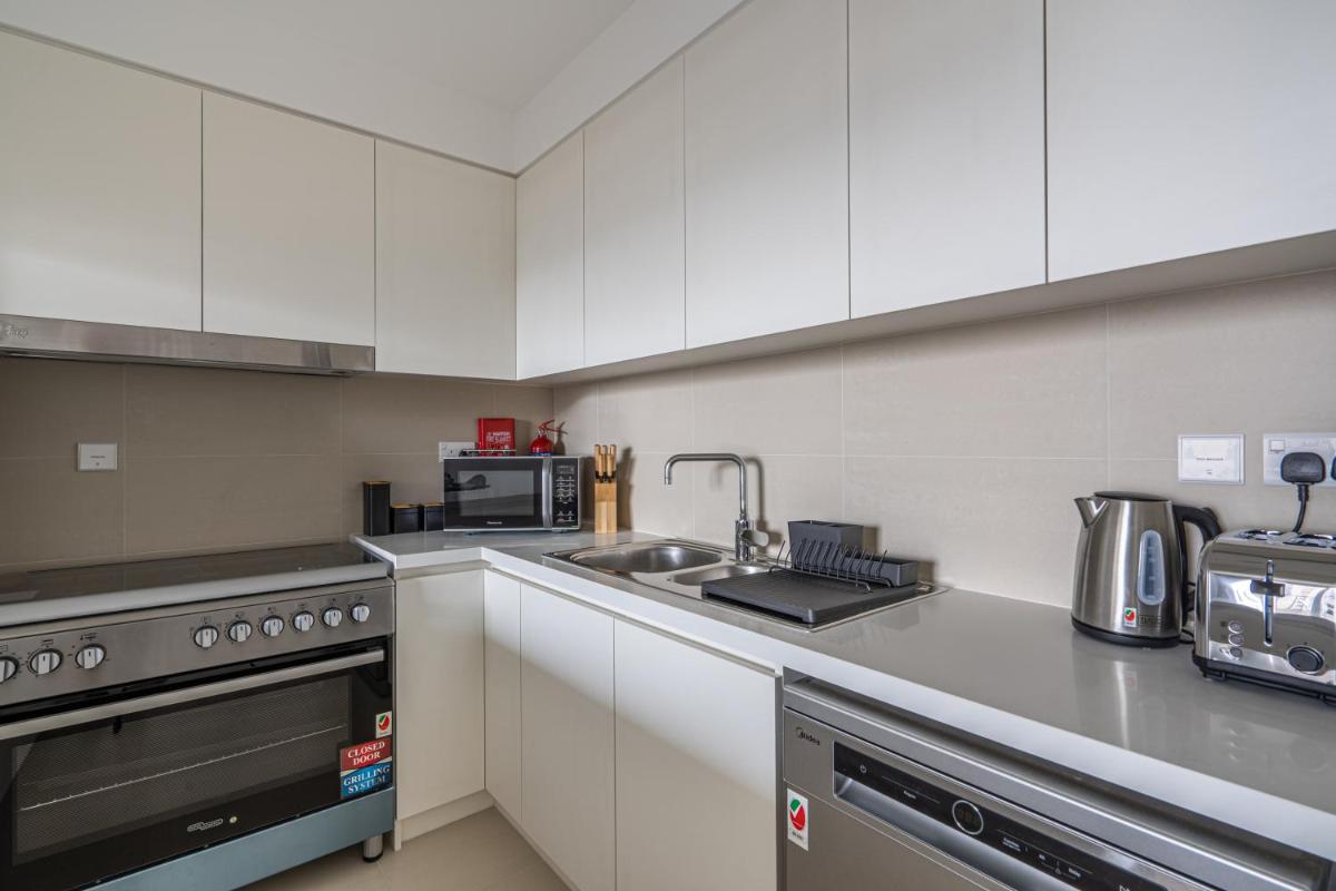 HiGuests - Artistic Apt with Balcony Overlooking Dubai Canal