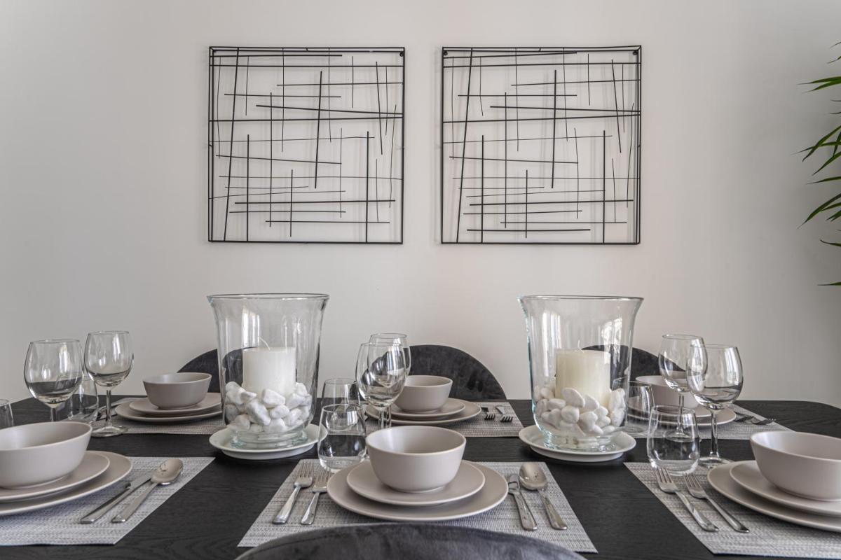 HiGuests - Artistic Apt with Balcony Overlooking Dubai Canal