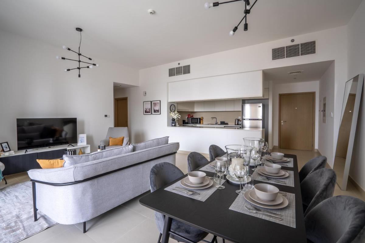 HiGuests - Artistic Apt with Balcony Overlooking Dubai Canal