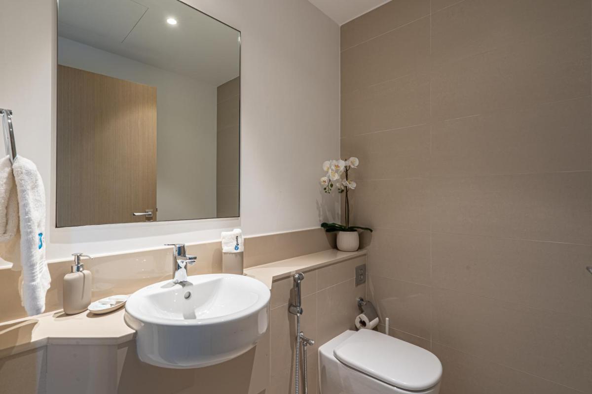 HiGuests - Artistic Apt with Balcony Overlooking Dubai Canal