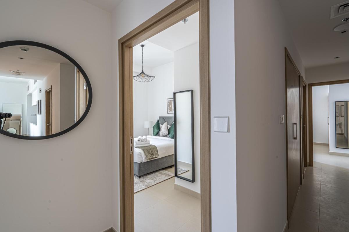 HiGuests - Artistic Apt with Balcony Overlooking Dubai Canal