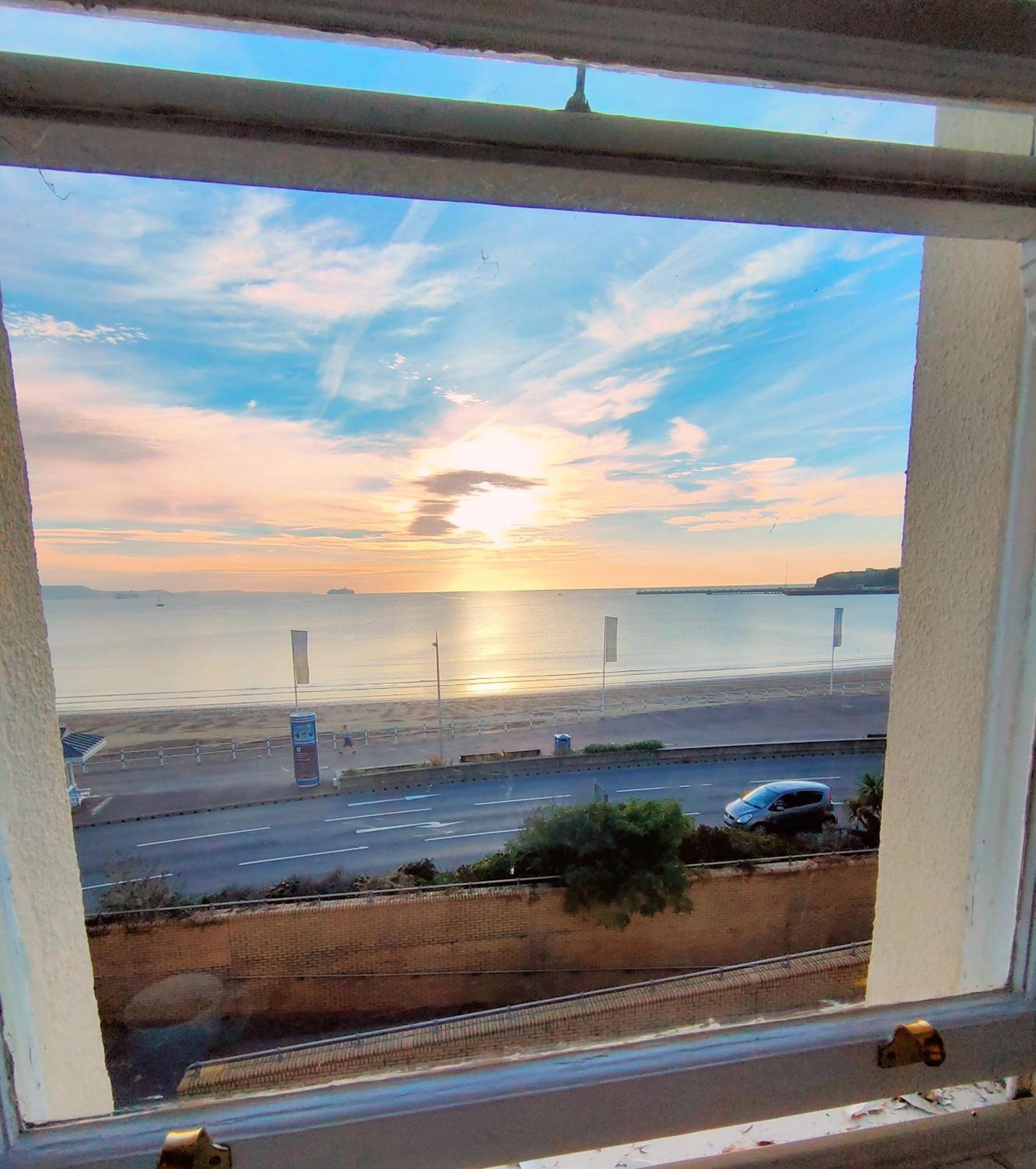 Sunrise View - Beachfront Apartment, Weymouth view 4