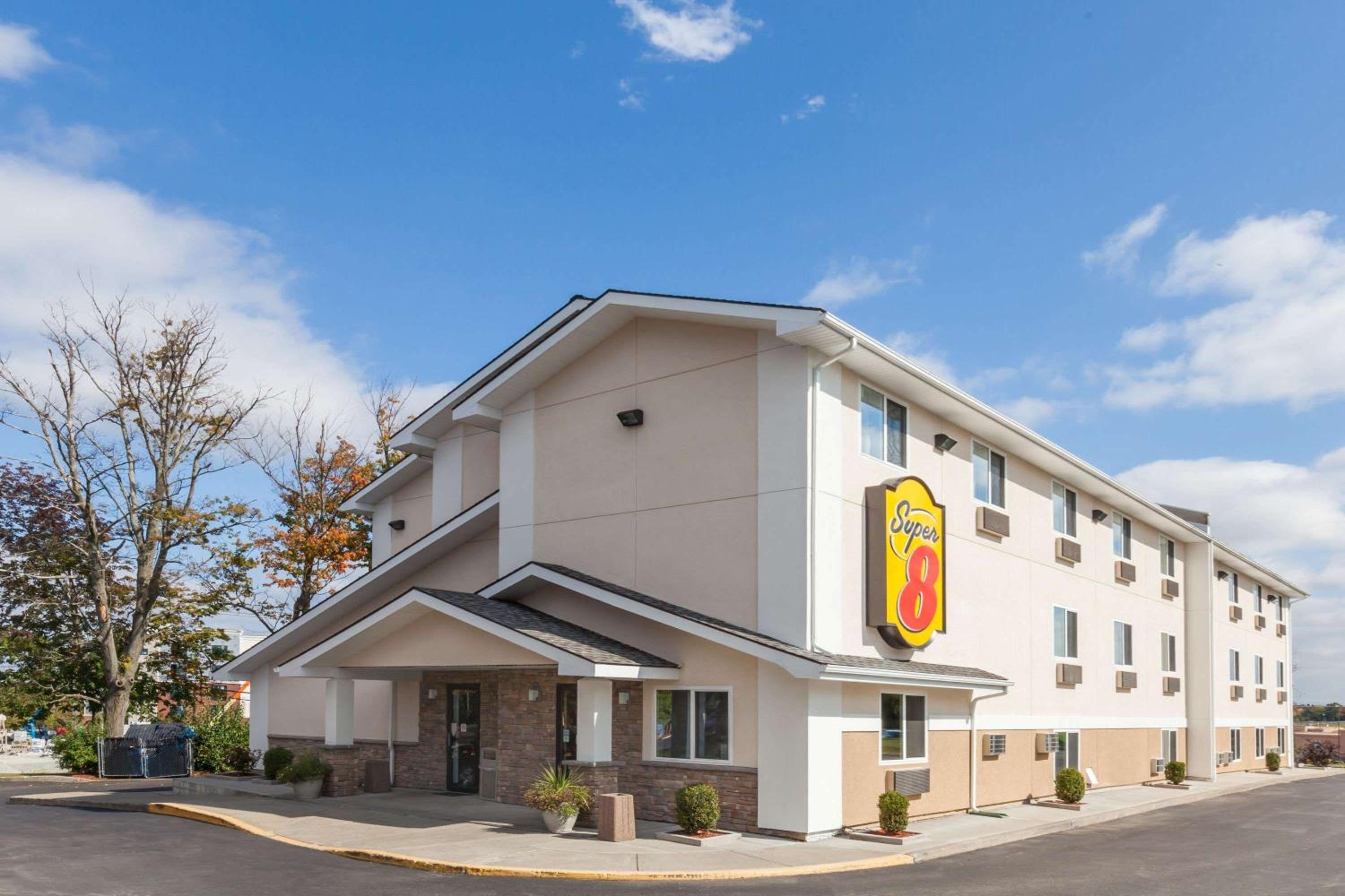 Hotel Super 8 by Wyndham Latham - Albany Airport - Image 1