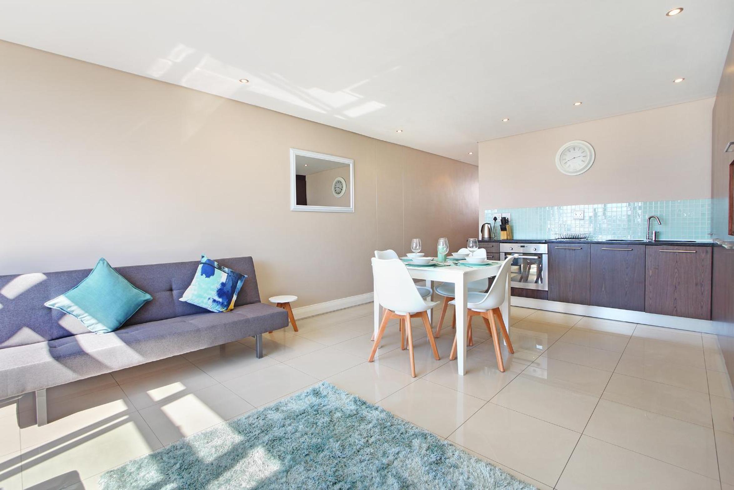 A Modern unit, self checkin, restaurants and shops below view 4
