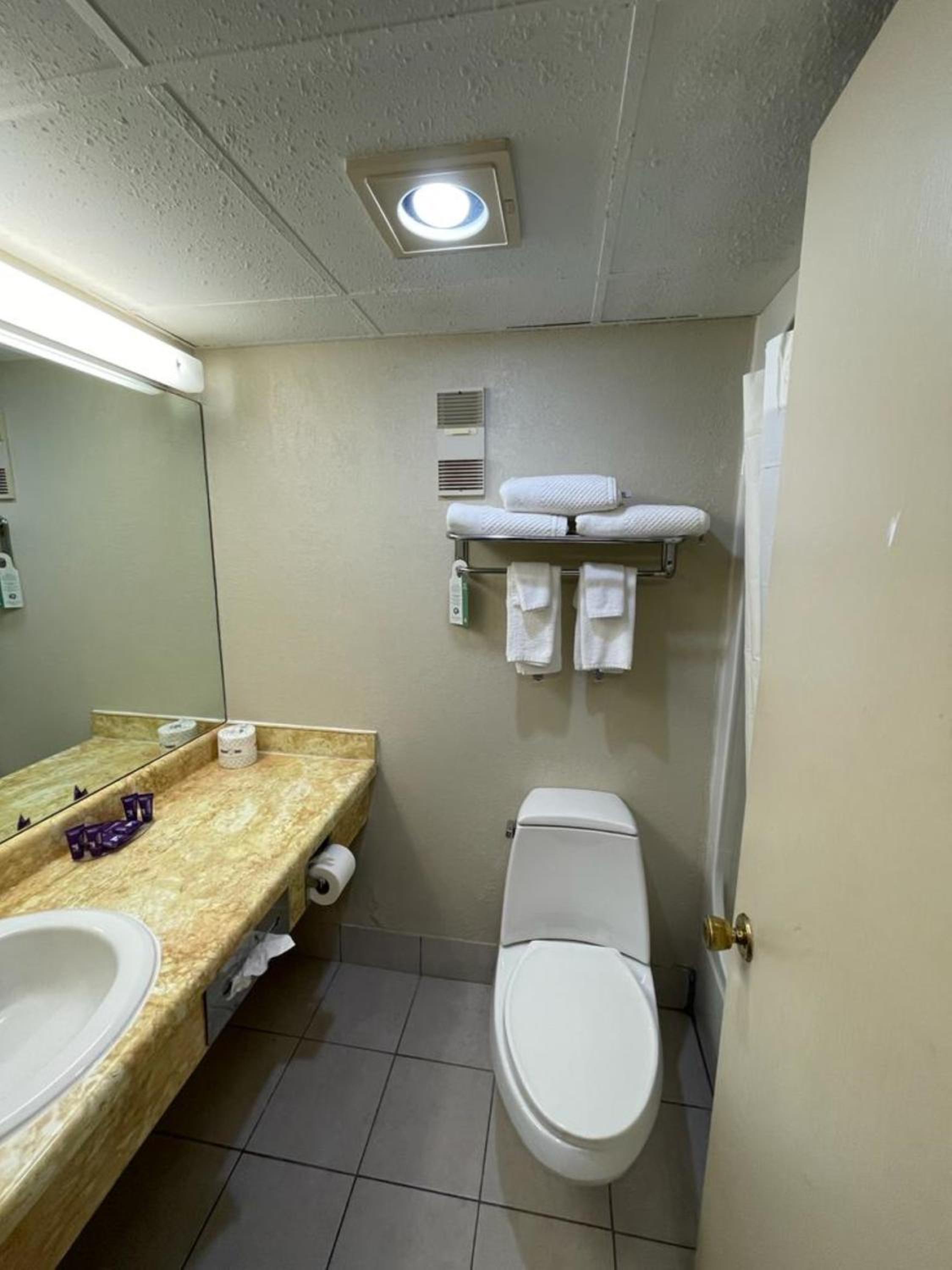 Emporia Vacations - Knights Inn  Suites Emporia - Property Image 112