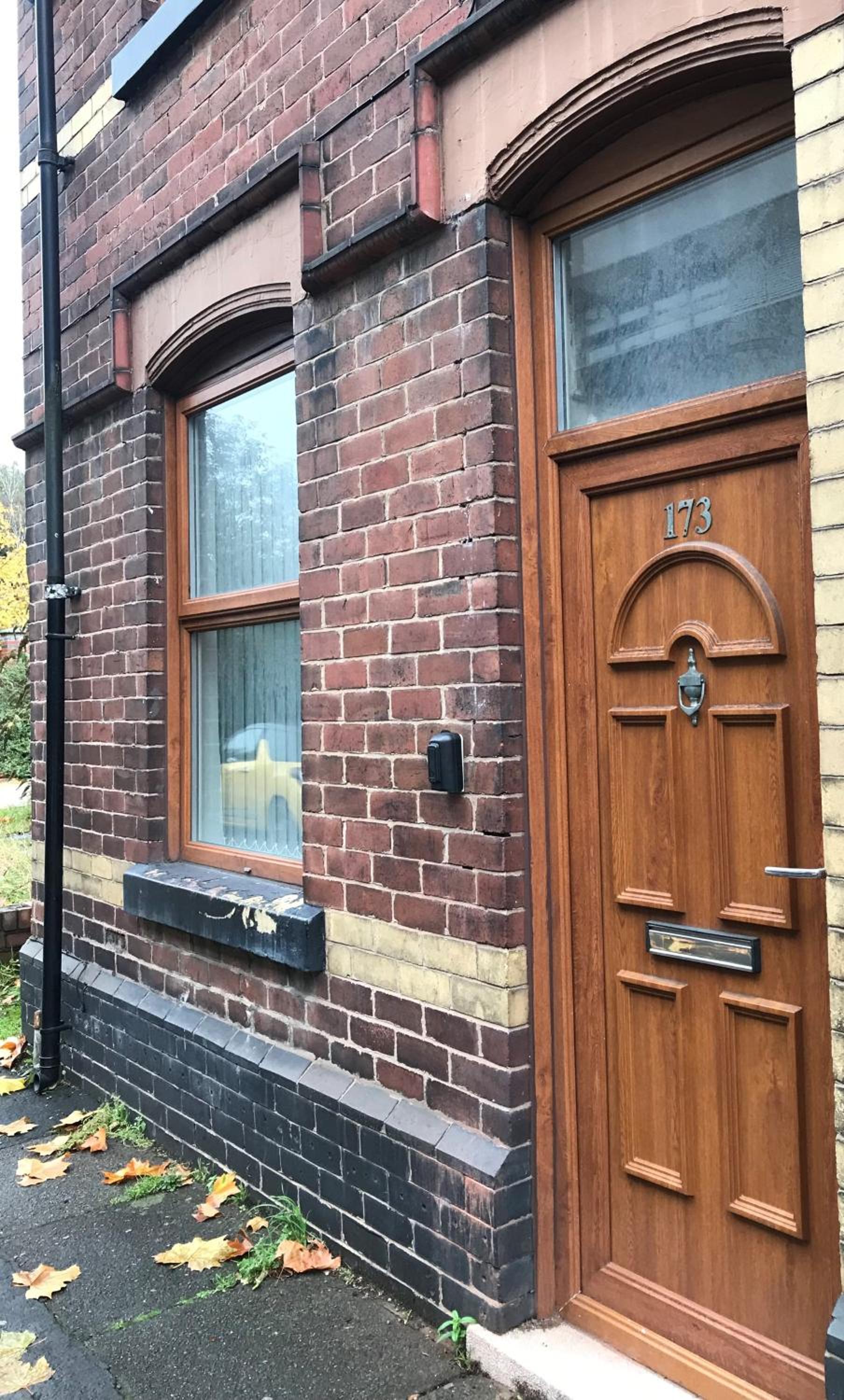 Central Wigan welcoming Townhouse sleeps up to 6 view 4