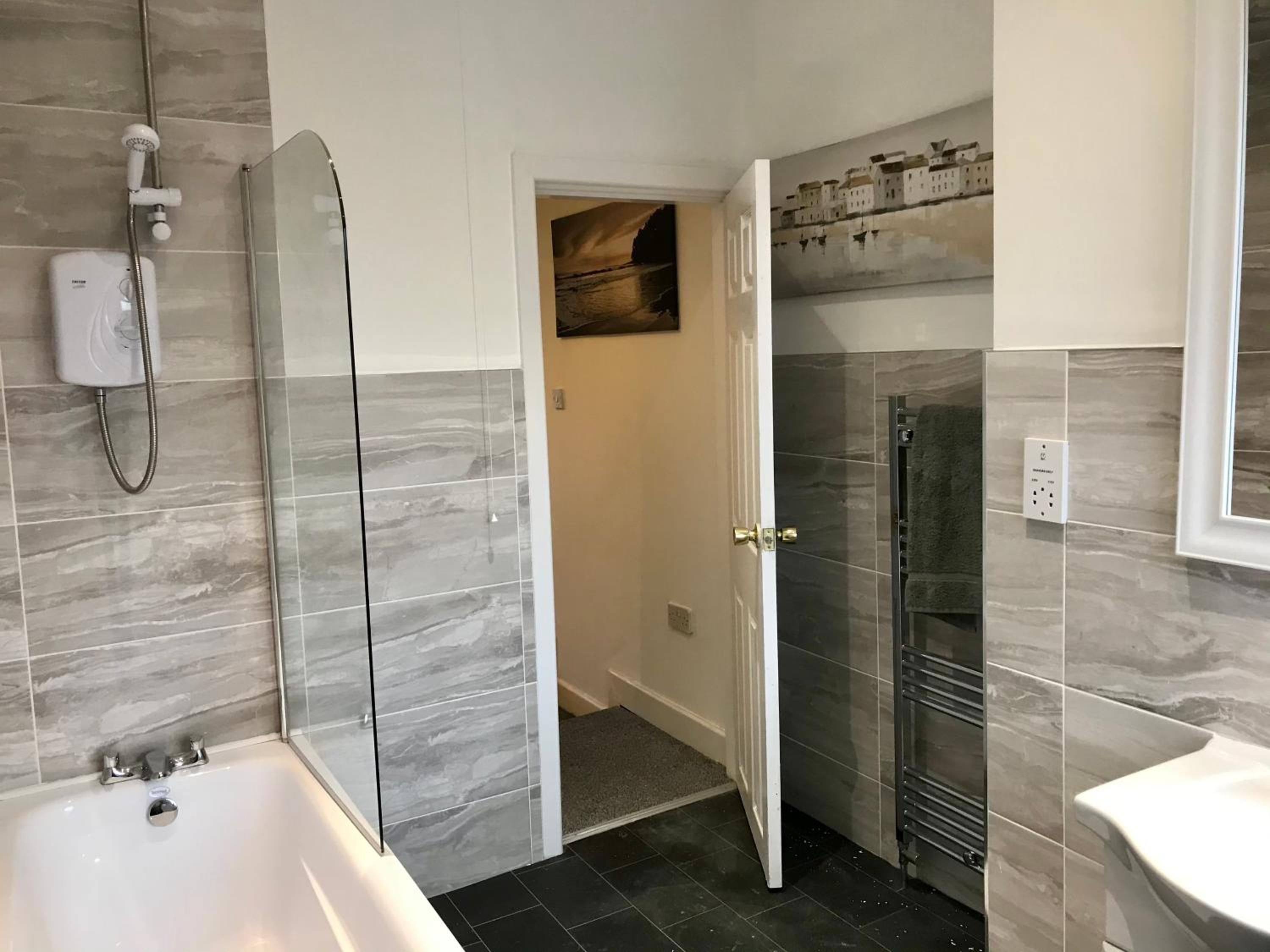Stylish 3 bedroom house only 5 mins from M6/M58 view 5