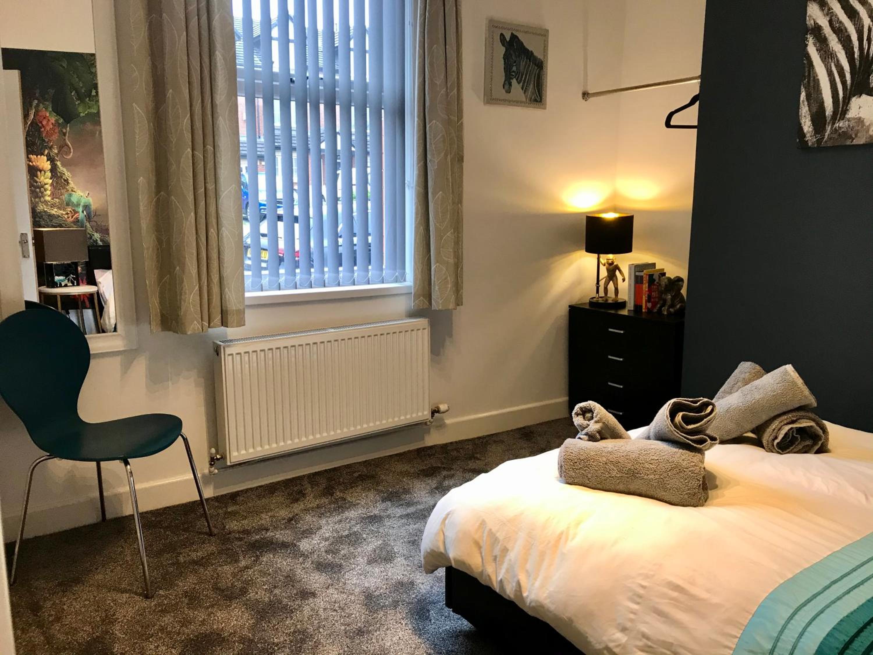 Stylish 3 bedroom house only 5 mins from M6/M58 view 3