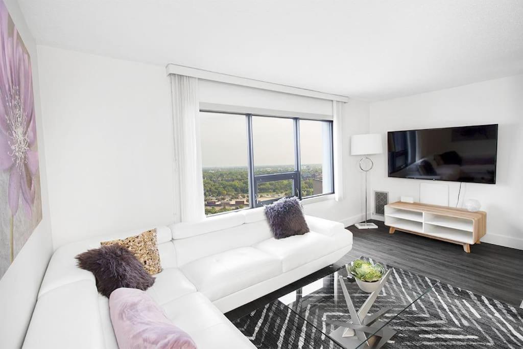 Luxurious one-bedroom with in suite laundry and parking! view 3
