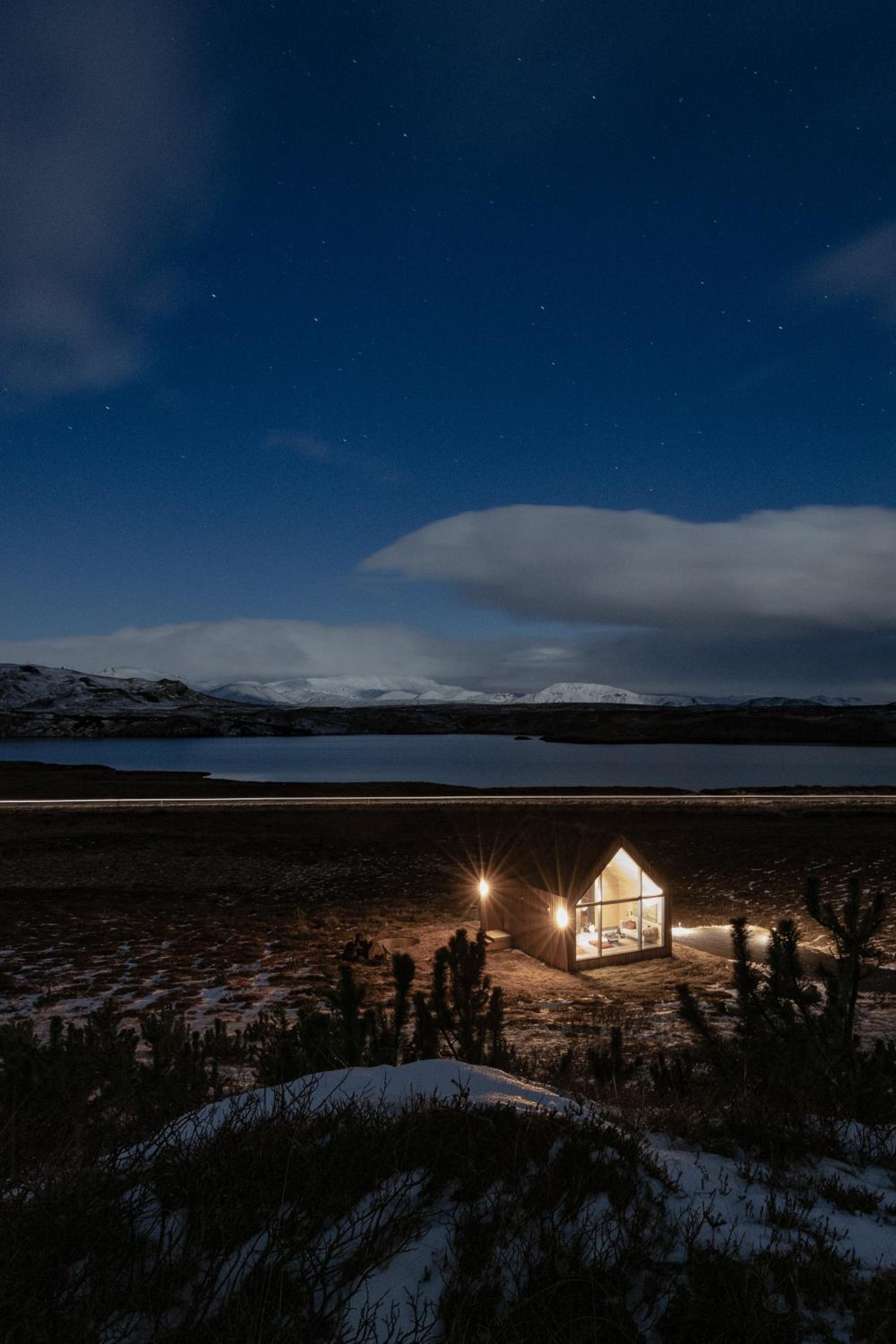 Hotel Iceland Lakeview Retreat - Image 1