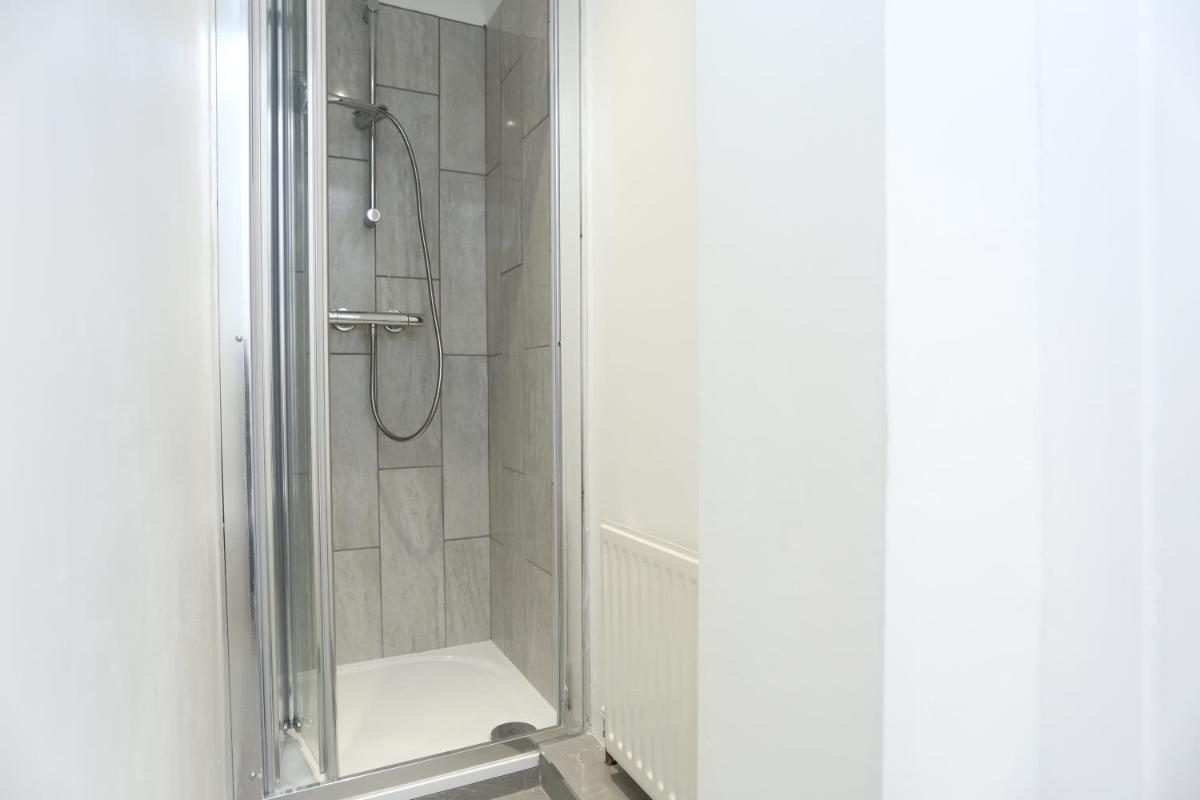 Cosy Room with en-suite bathroom and shared kitchen view 5