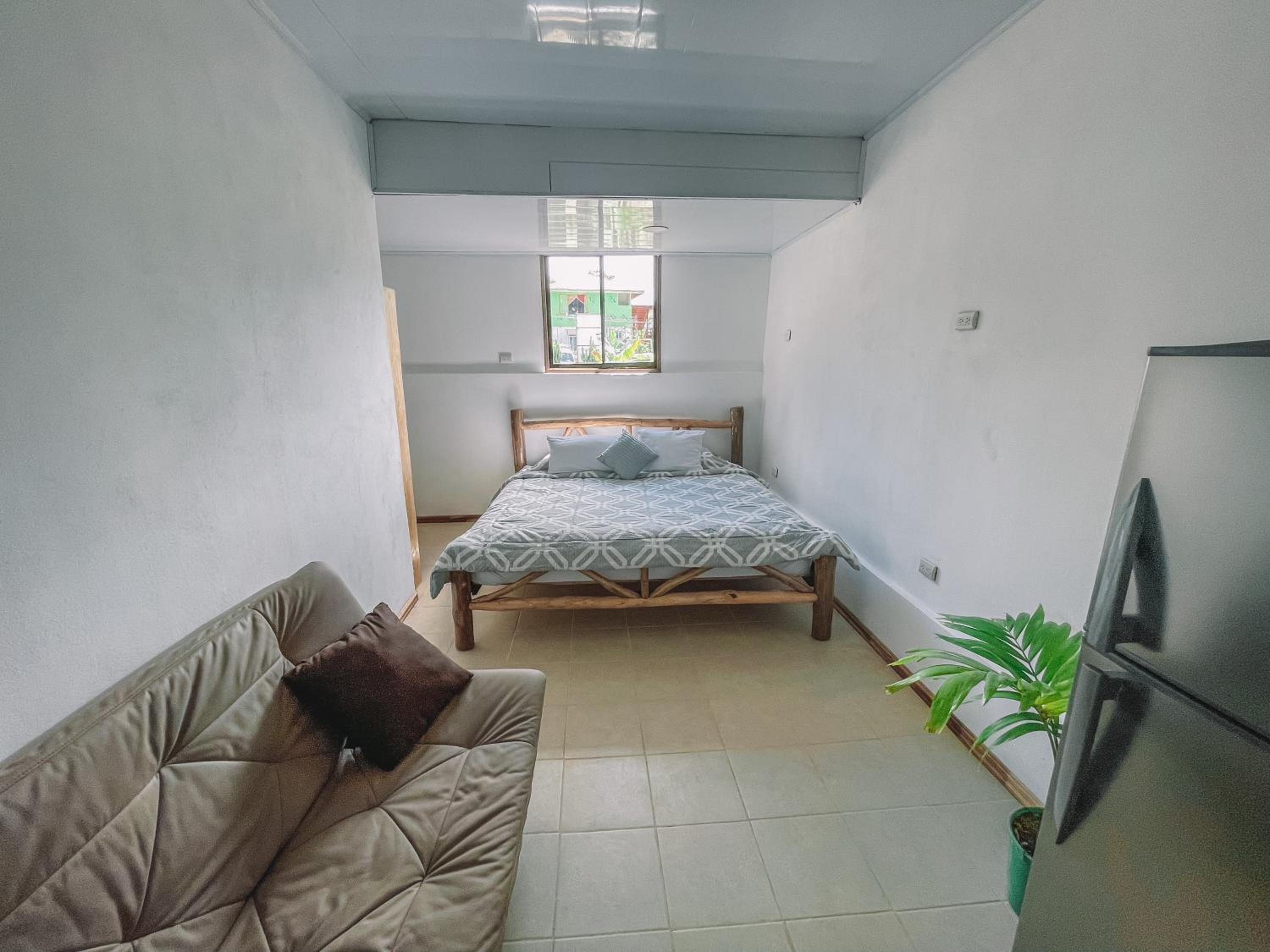 El Gato Rojas Surf Hostel
