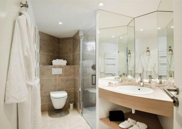 Les Arbres Rouges en Sucé — bathroom