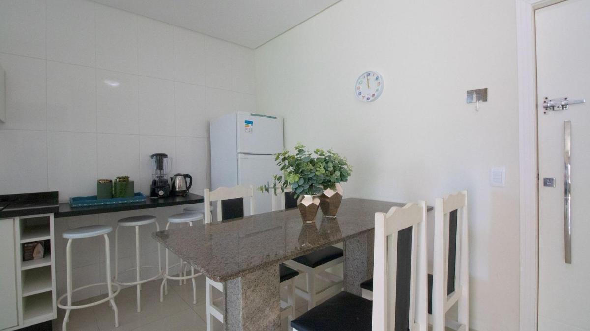 Apartamento 2 quartos sendo uma suite no centro de Bombinhas view 4