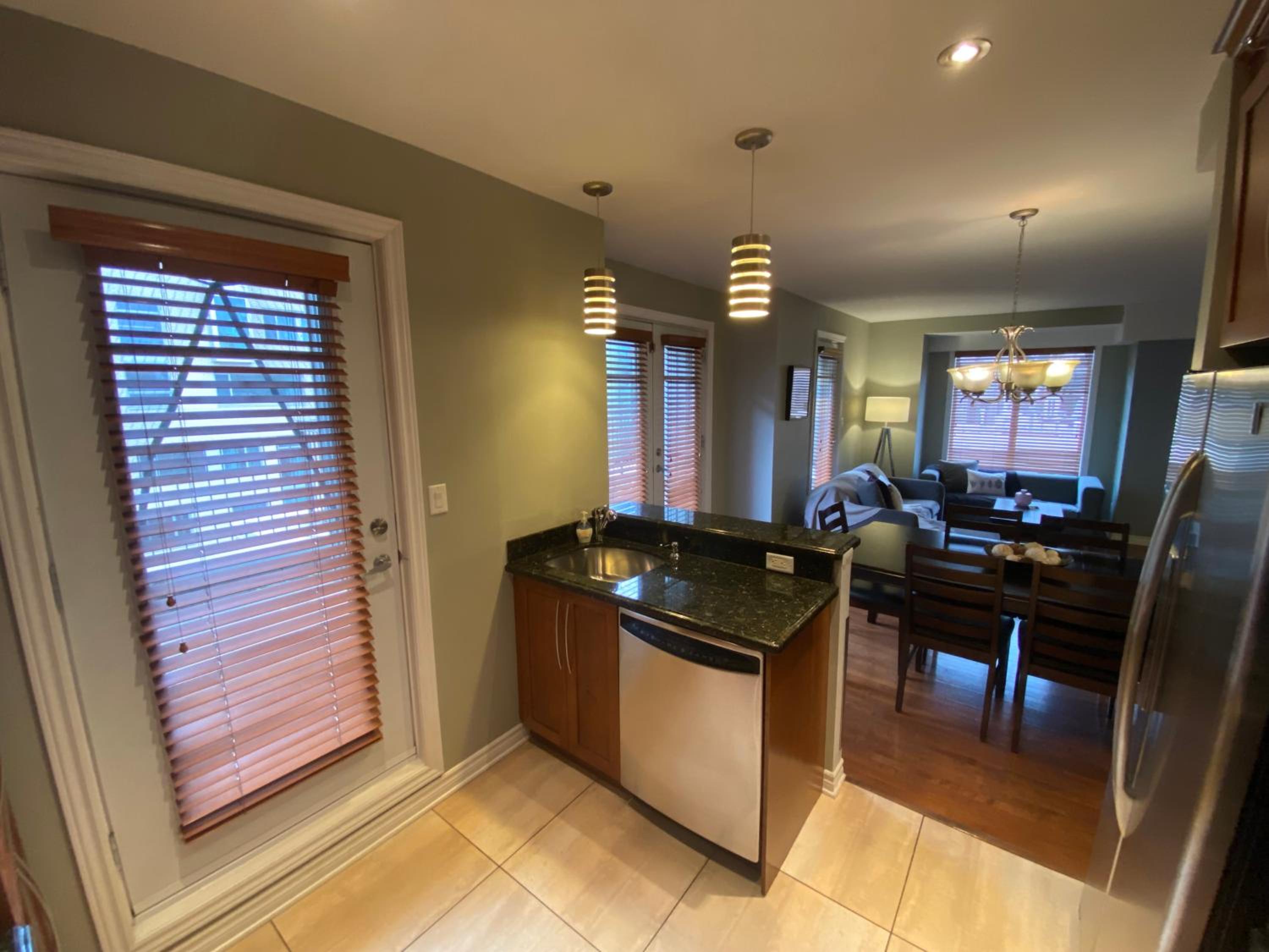 ApartHotelMontreal by Les Terrasses Saint Urbain 2225I2