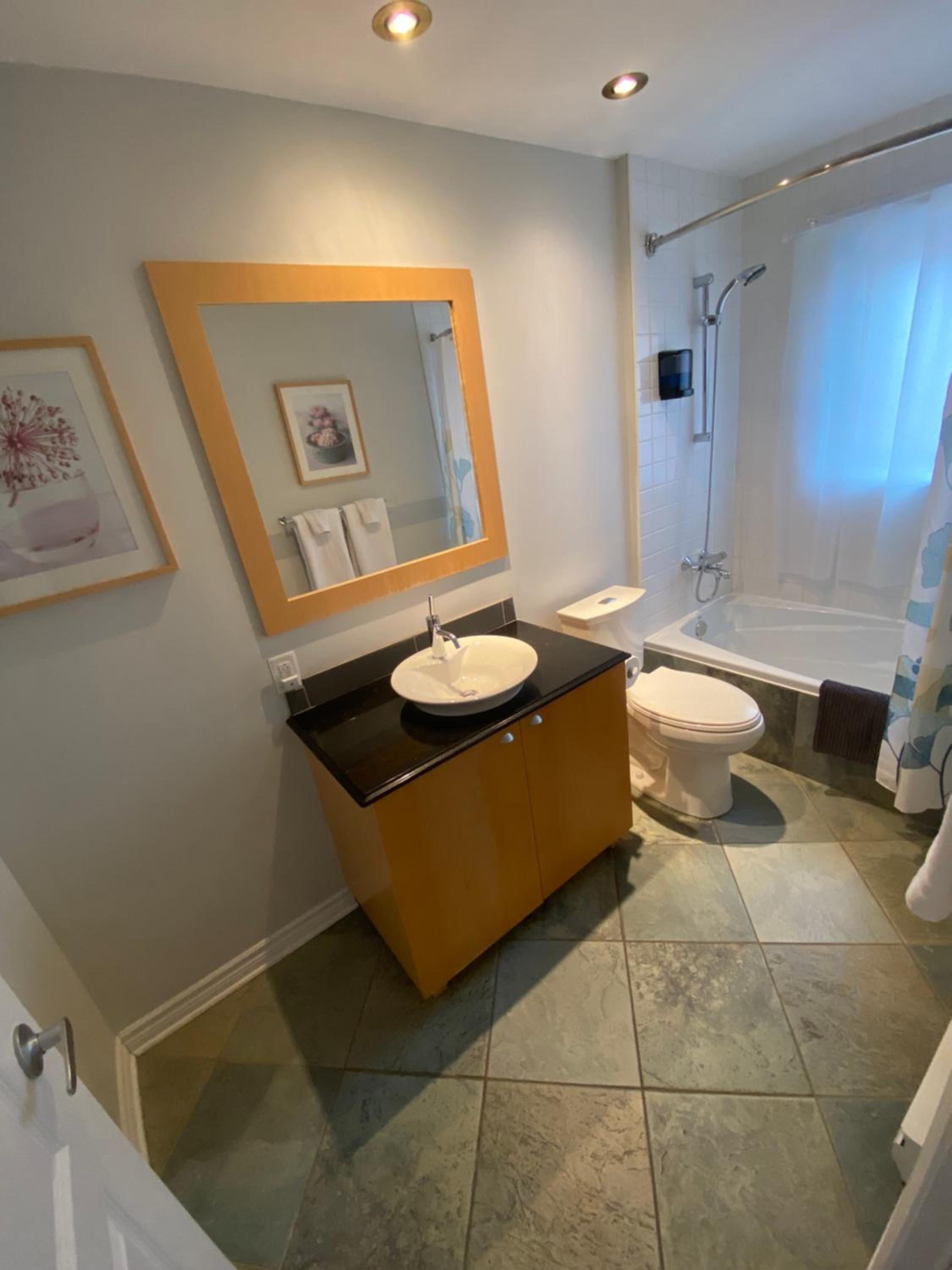 ApartHotelMontreal by Les Terrasses Saint Urbain 2225I2