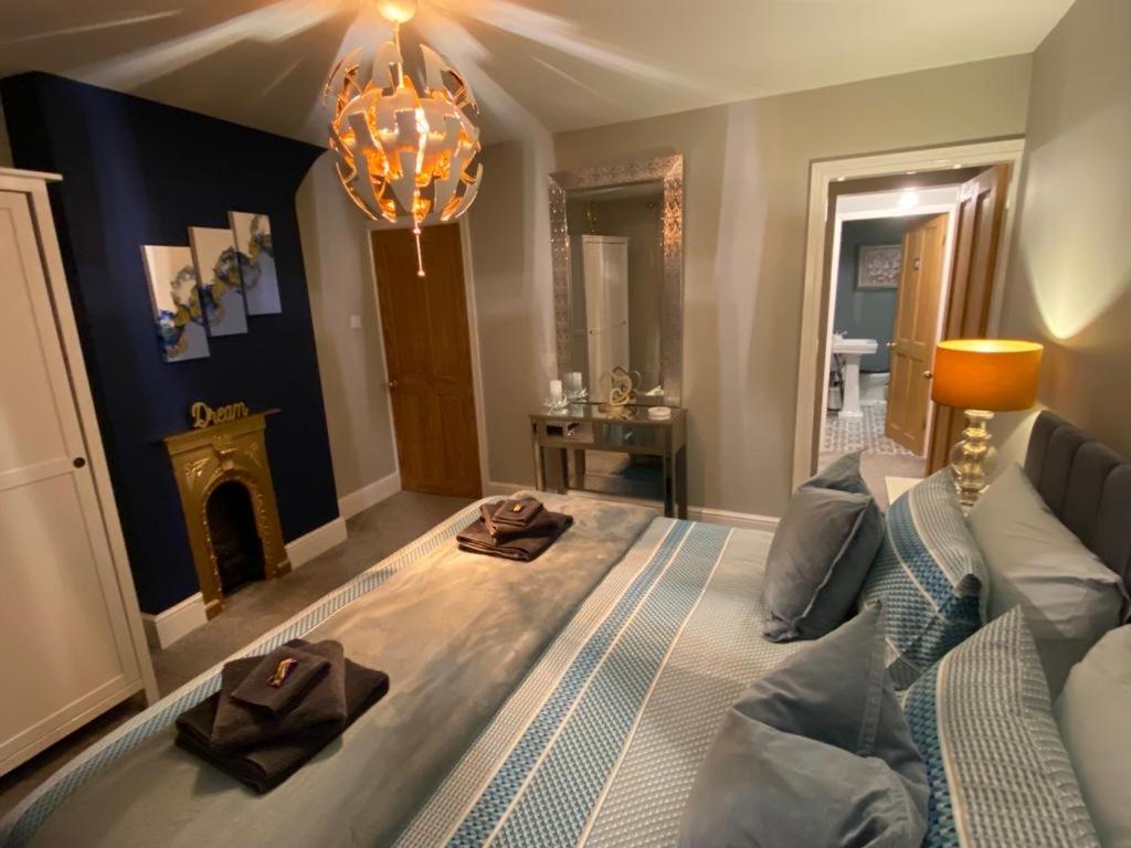 Cathedral Quarter House with free Secure Driveway Parking for 2 Cars