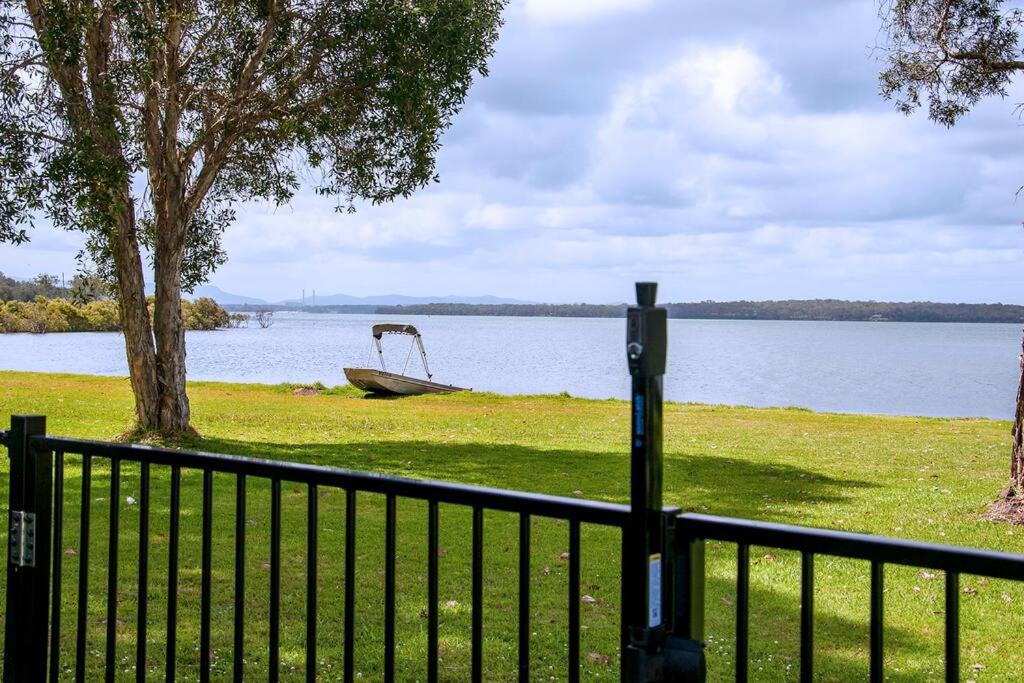 Getaway Lakefront Environmental House on Lake Macquarie with Water View