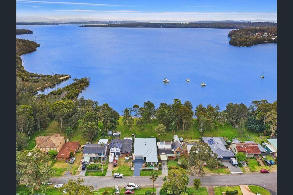 Getaway Lakefront Environmental House on Lake Macquarie with Water View