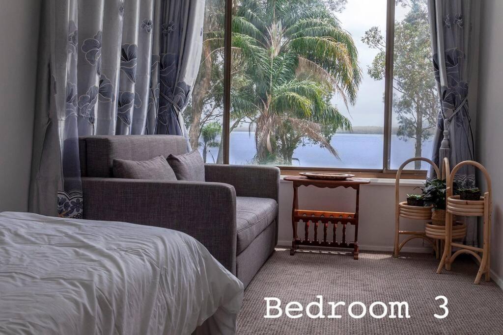 Getaway Lakefront Environmental House on Lake Macquarie with Water View