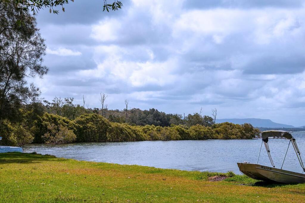 Getaway Lakefront Environmental House on Lake Macquarie with Water View