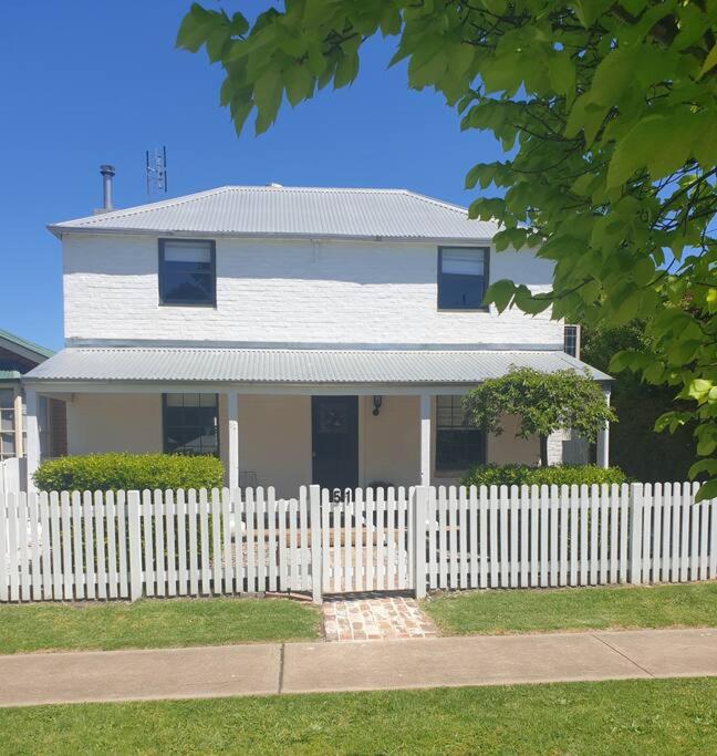 Samuels Cottage C1860 - In the heart of Mudgee