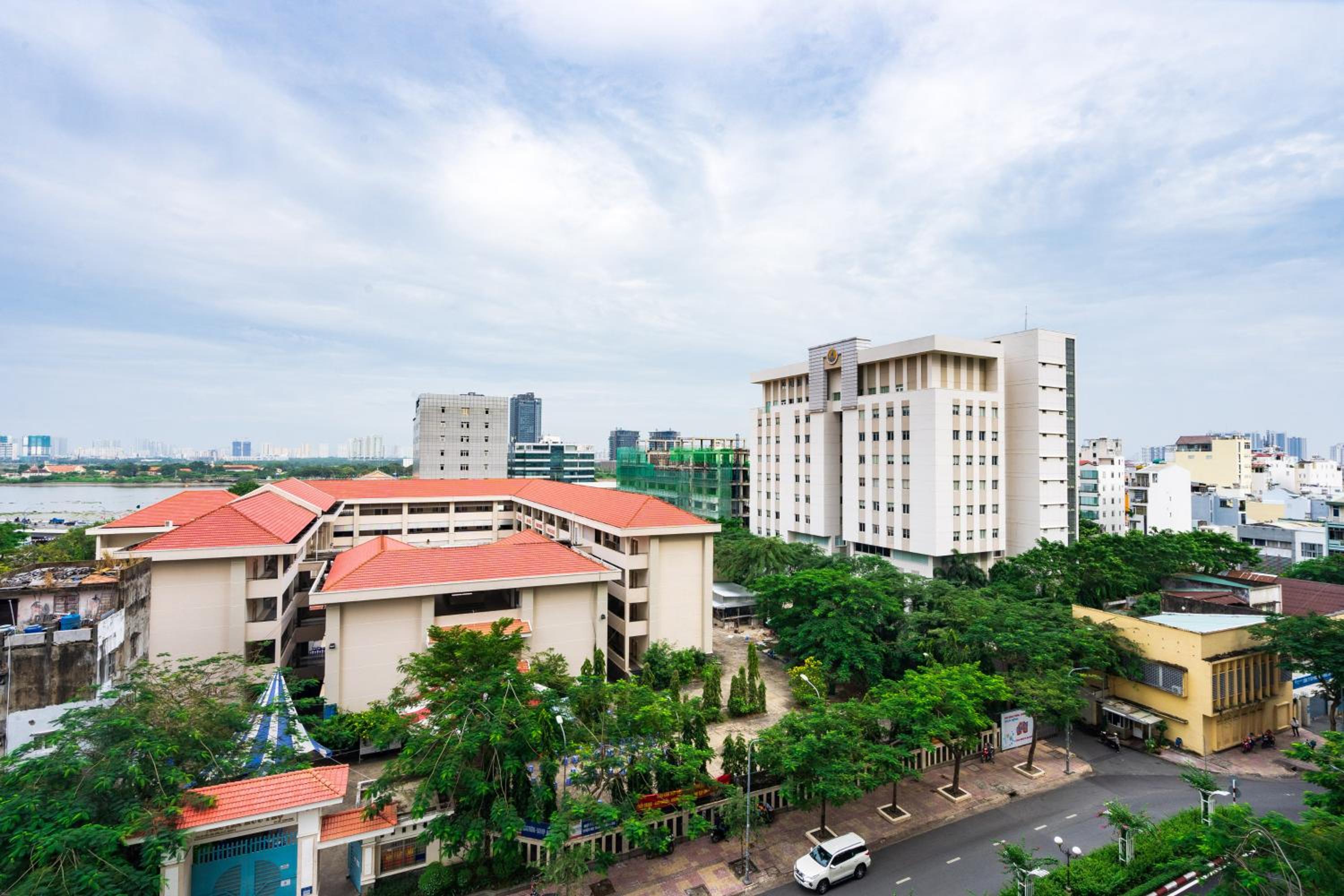 Lovely one bedroom stunning view in center