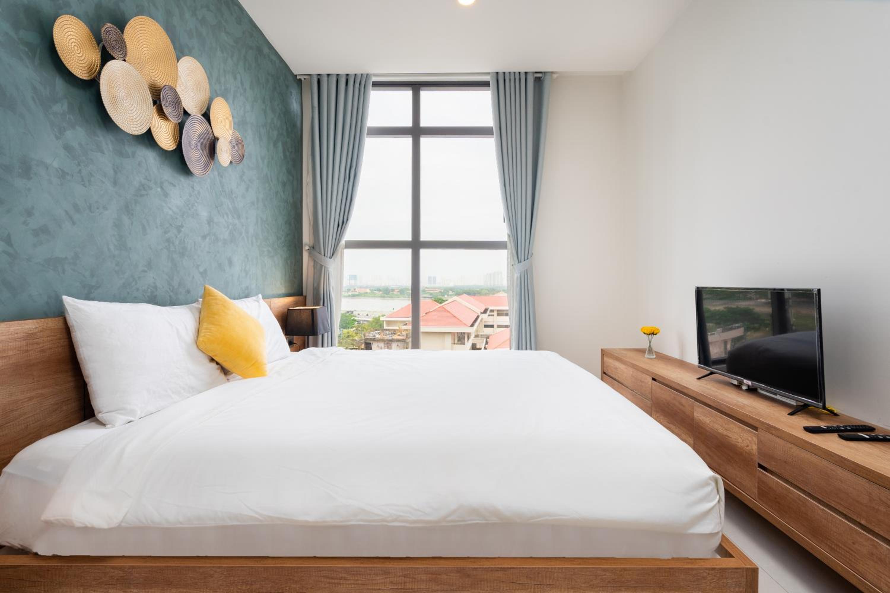 Lovely one bedroom stunning view in center