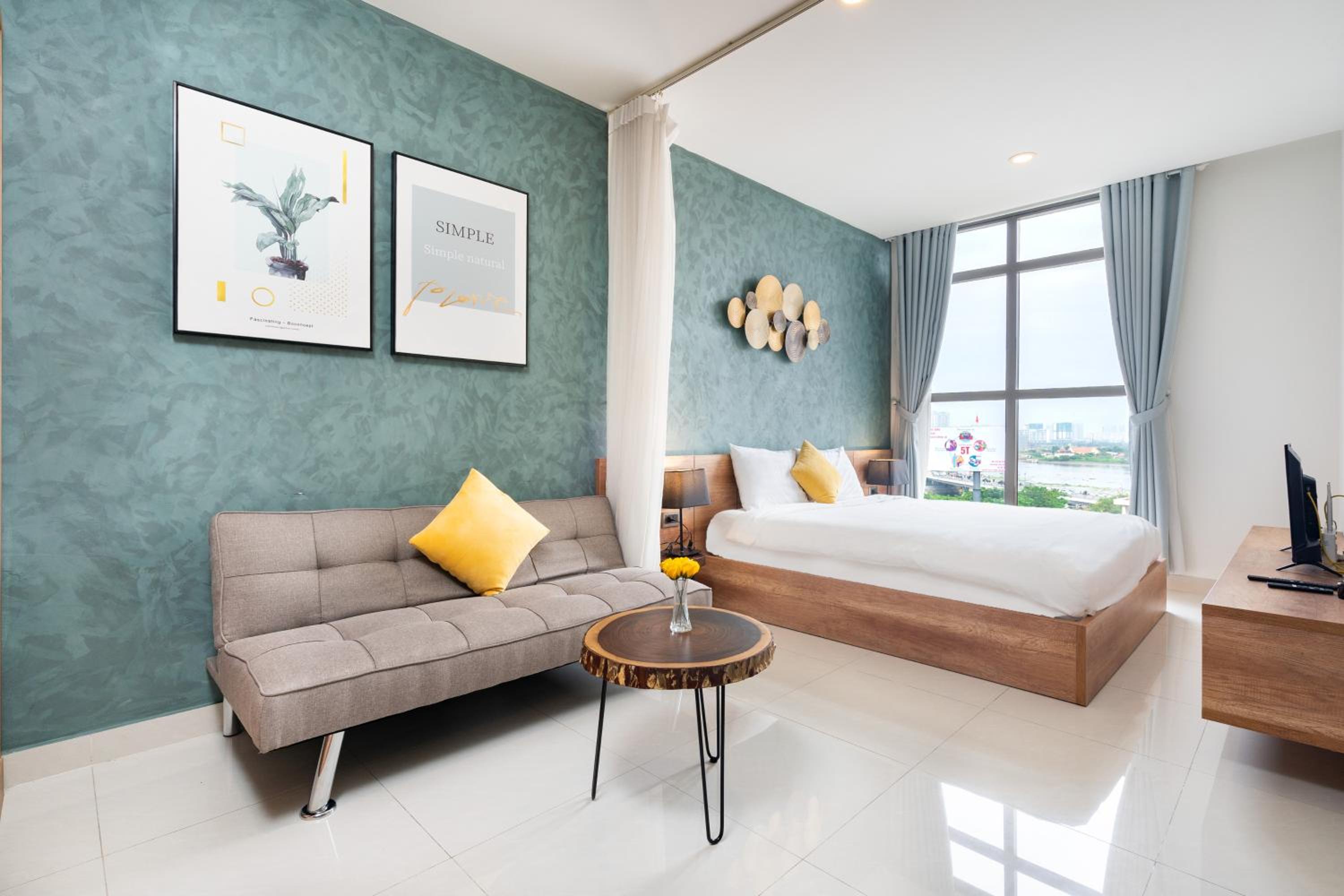 Lovely one bedroom stunning view in center