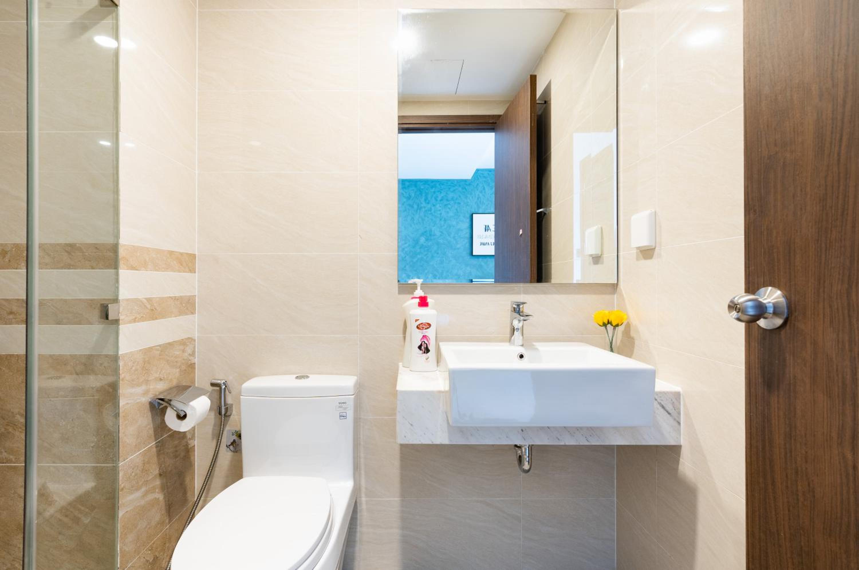 Lovely one bedroom stunning view in center