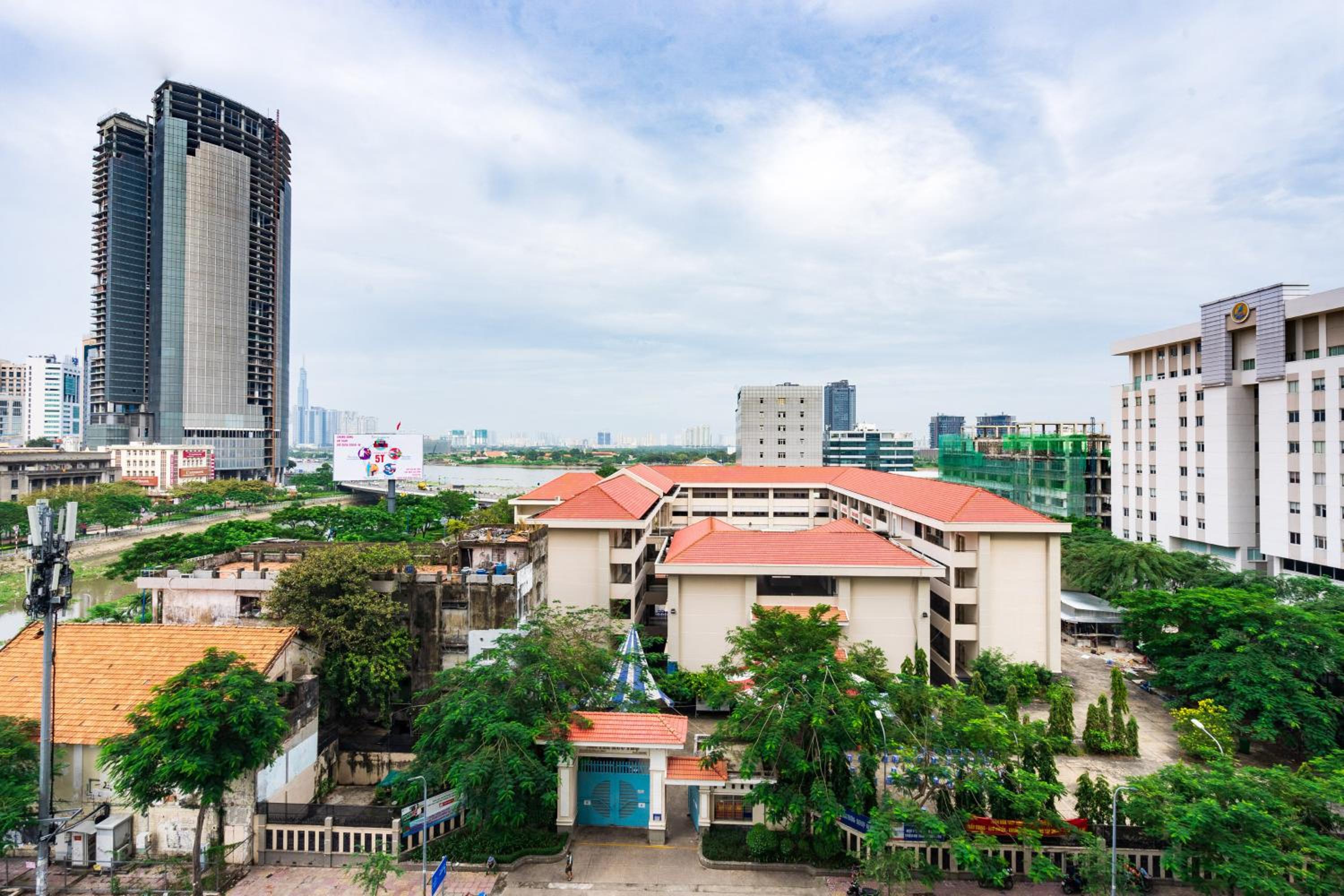 Lovely one bedroom stunning view in center