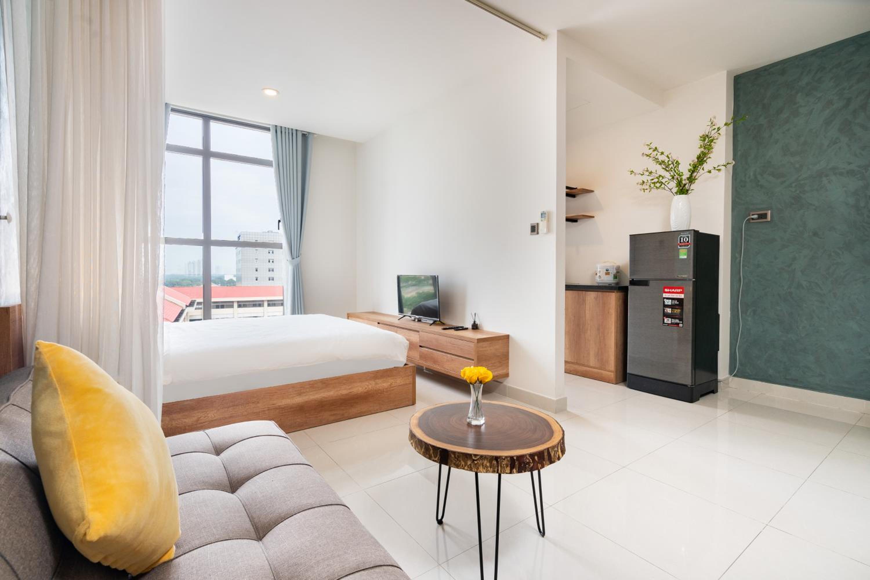 Lovely one bedroom stunning view in center