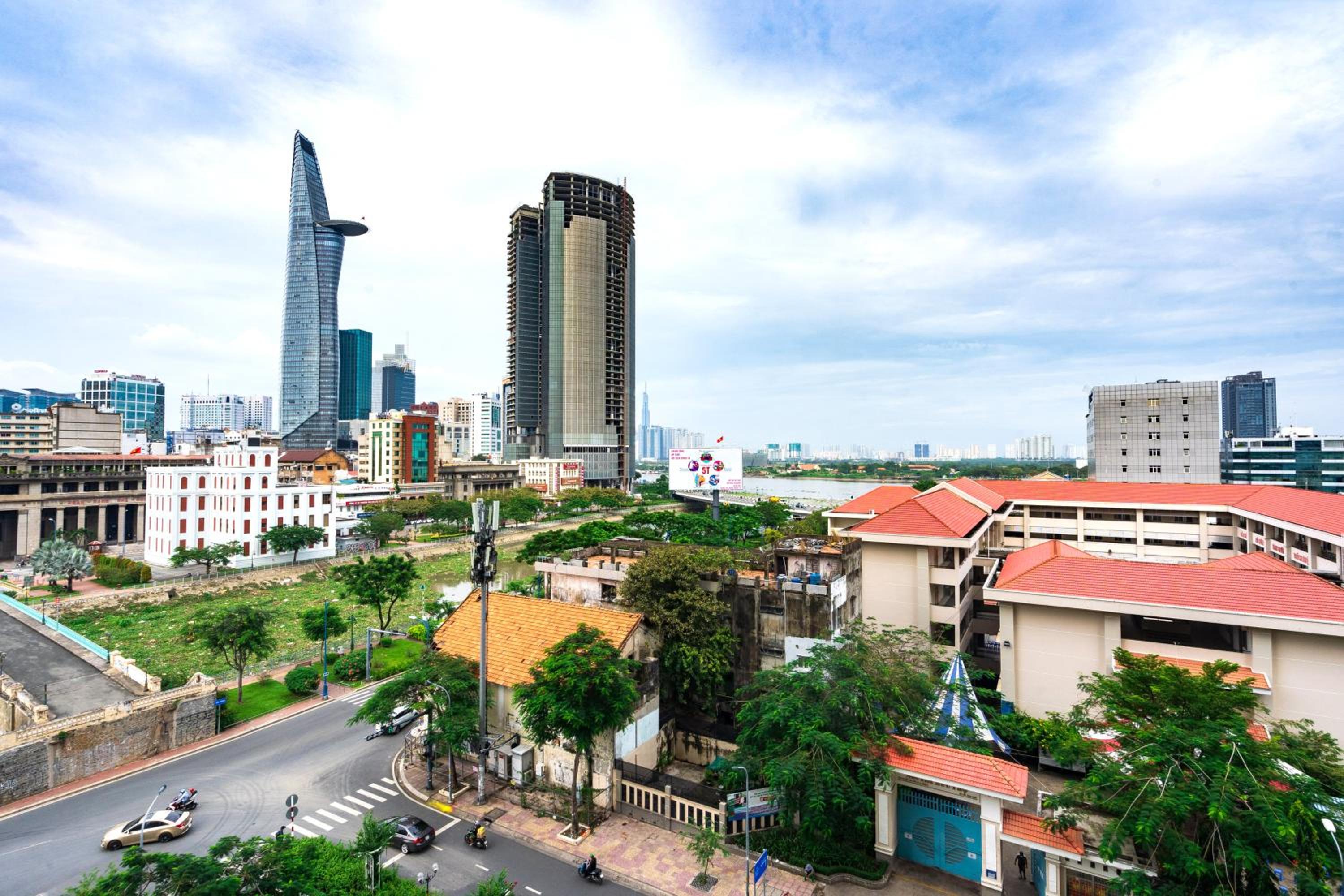 Lovely one bedroom stunning view in center