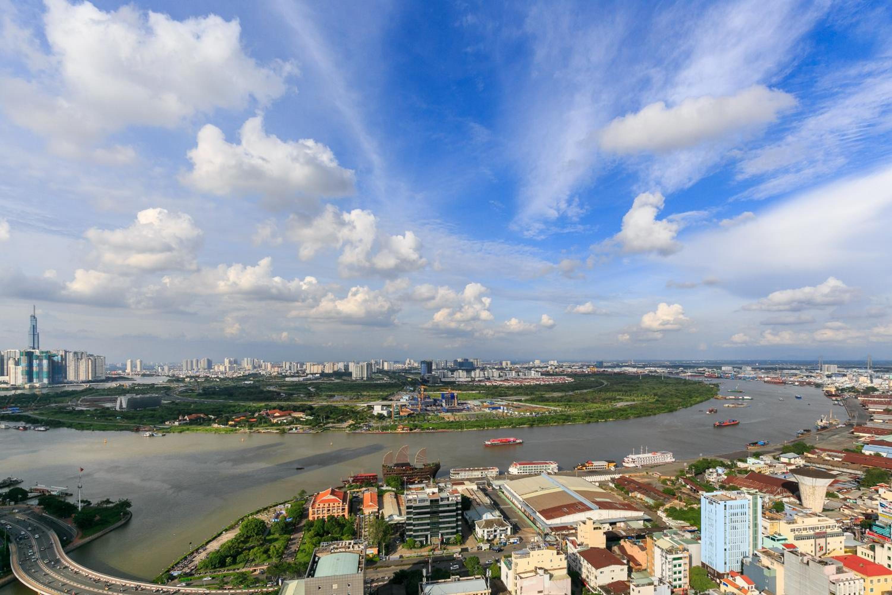 Lovely one bedroom stunning view in center