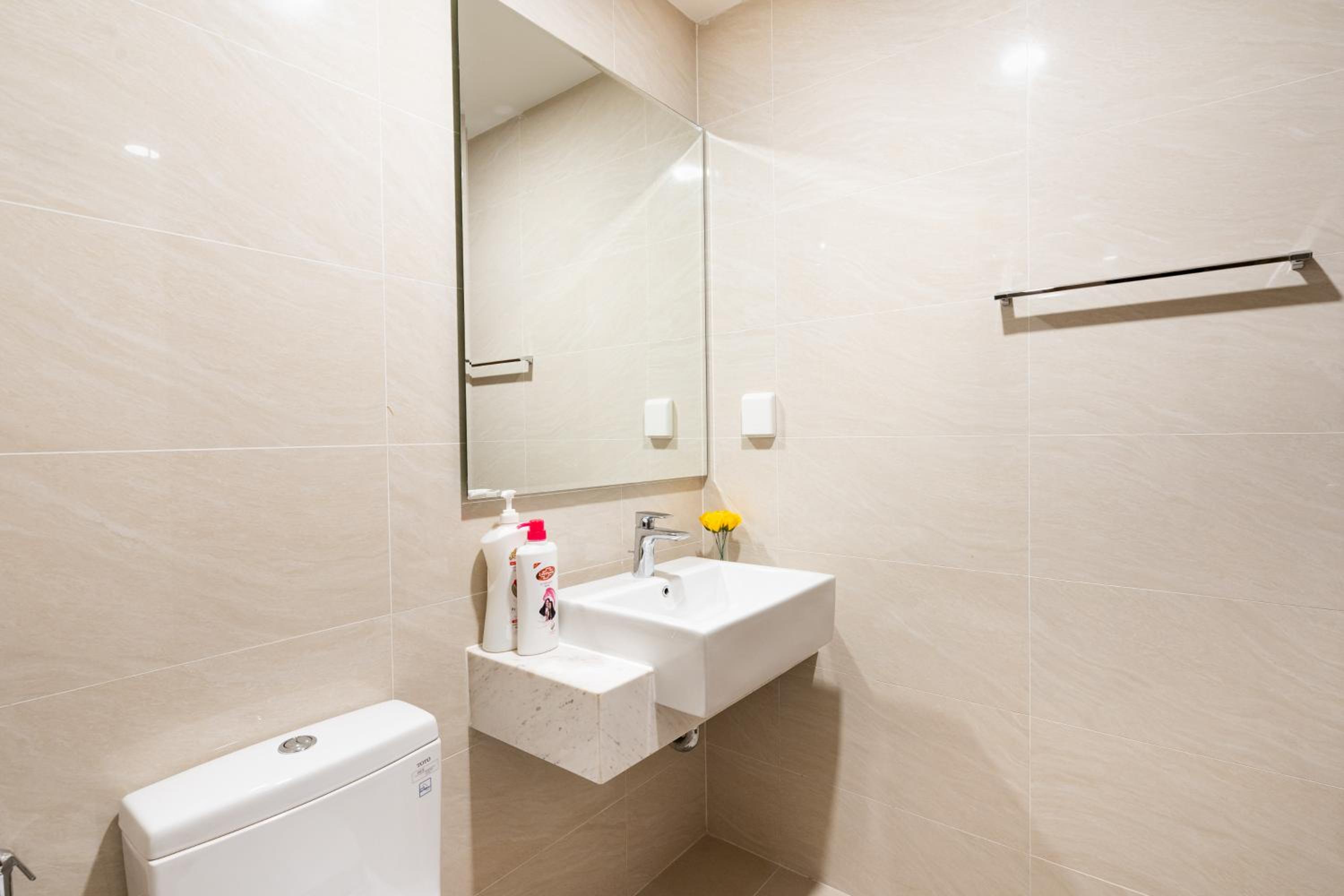 Lovely one bedroom stunning view in center