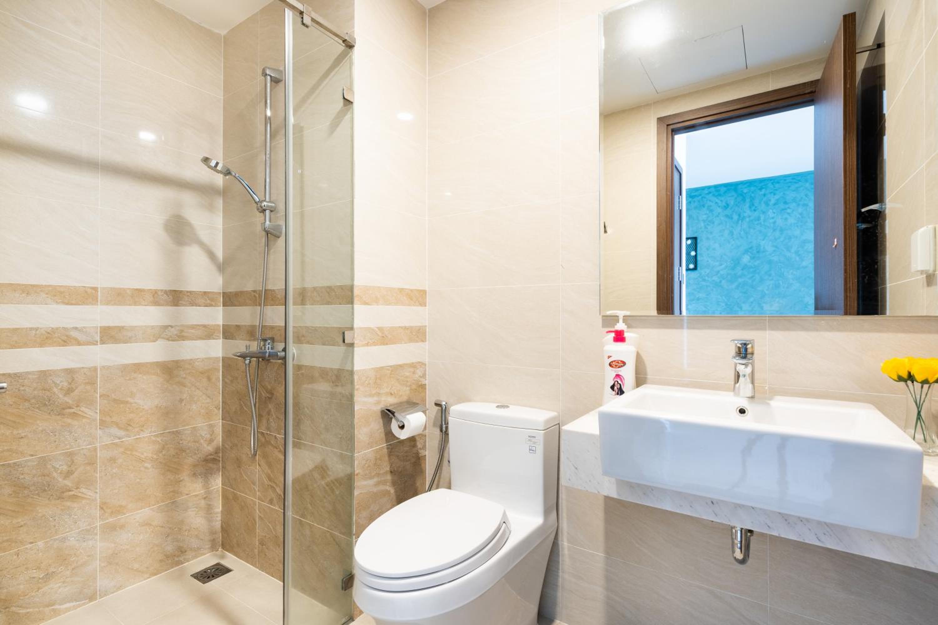 Lovely one bedroom stunning view in center