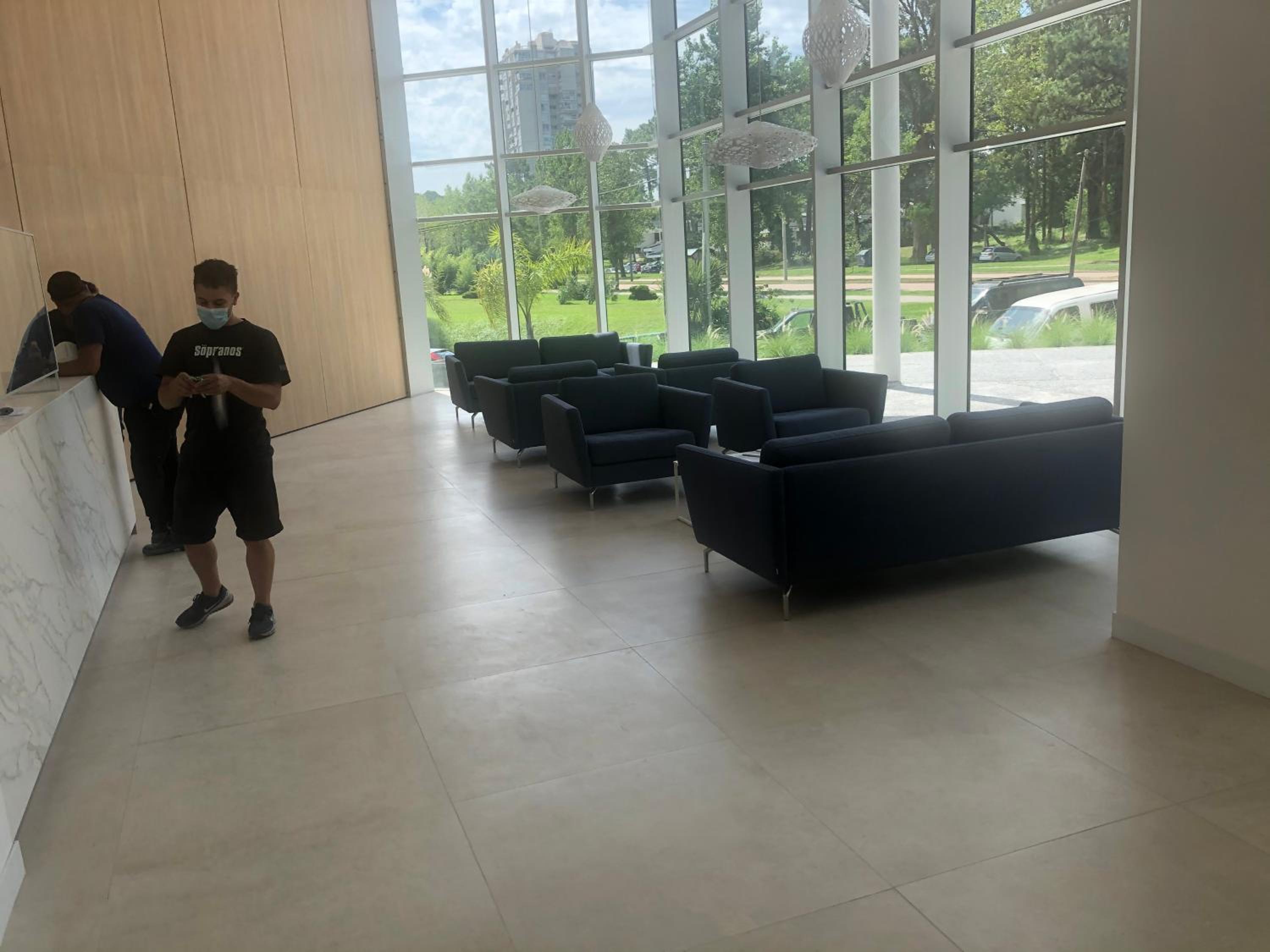Apartamento Punta del Este piscina abierta y cubierta climatizada gimnasio cancha fútbol Netflix parrillero view 2