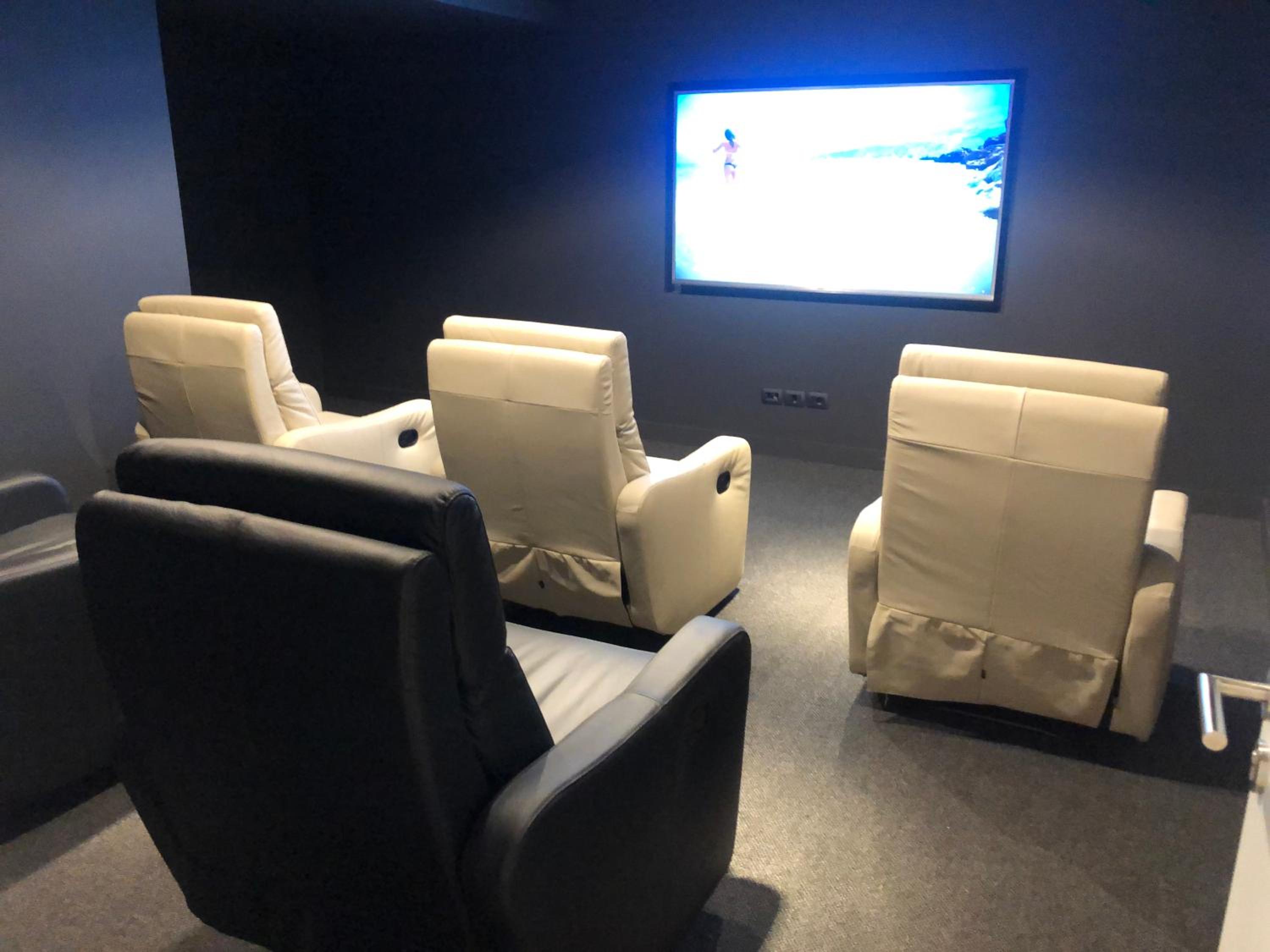 Apartamento Punta del Este piscina abierta y cubierta climatizada gimnasio cancha fútbol Netflix parrillero view 3