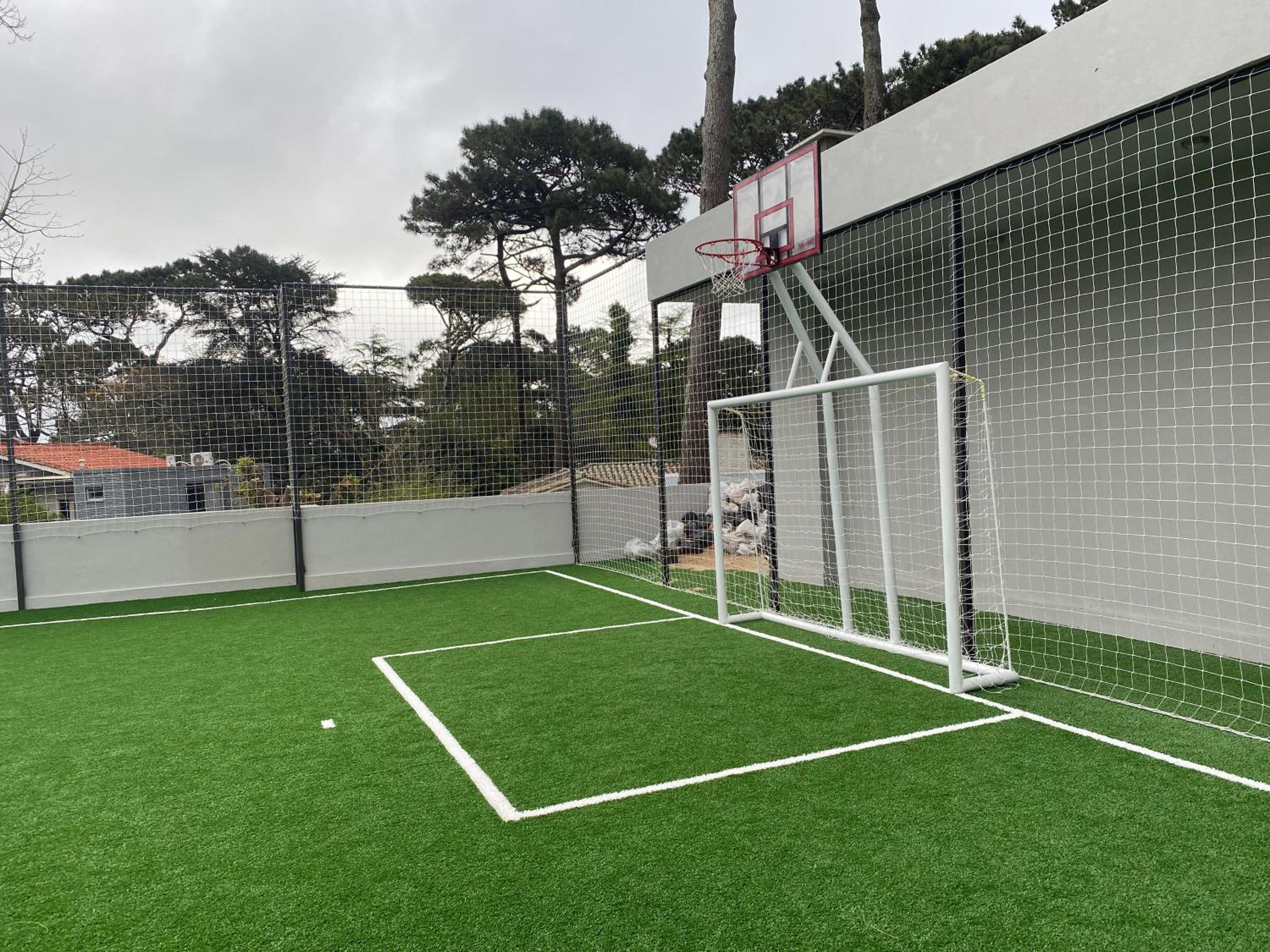 Apartamento Punta del Este piscina abierta y cubierta climatizada gimnasio cancha fútbol Netflix parrillero view 4