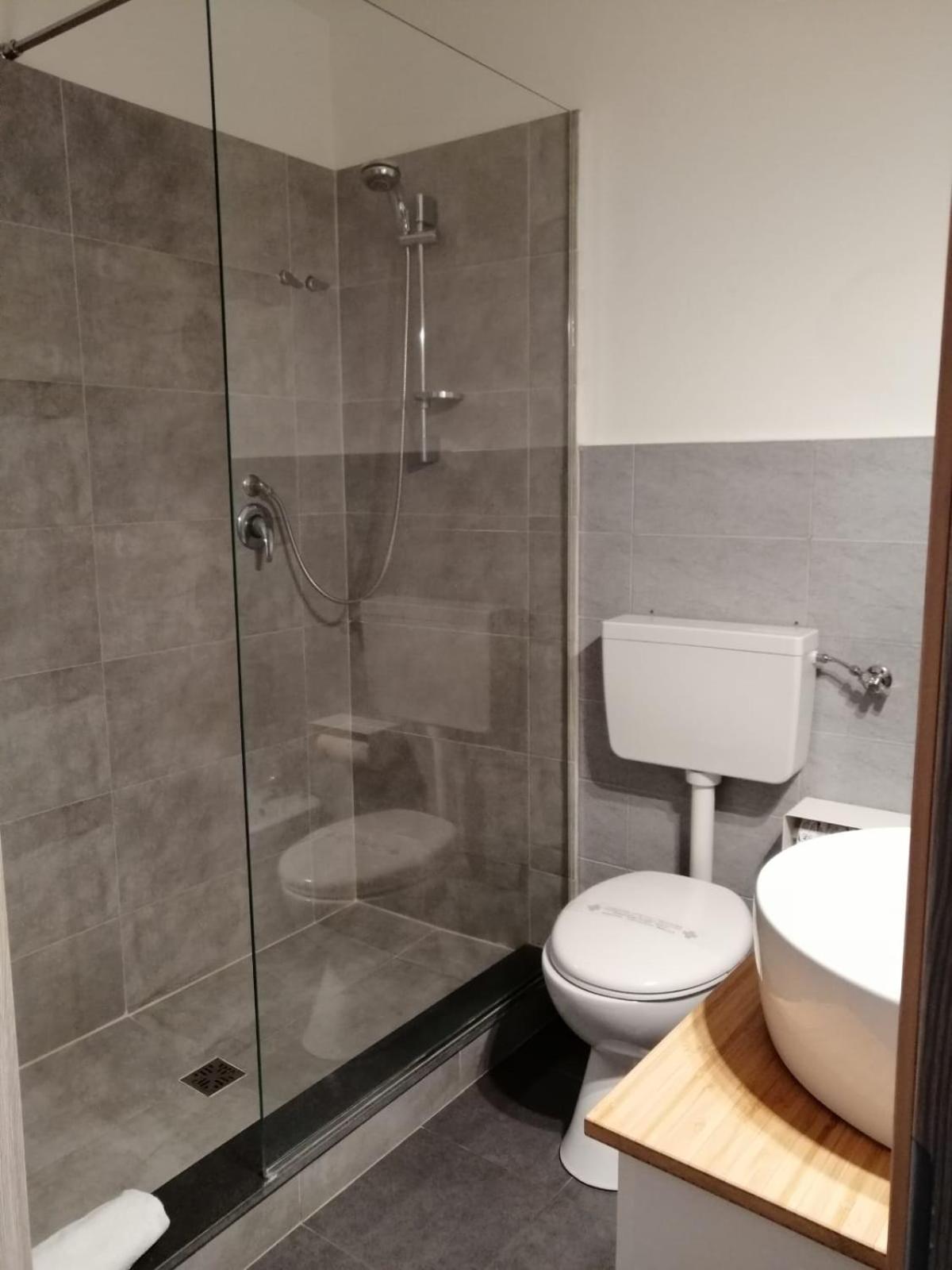 Mavà en Catania — bathroom