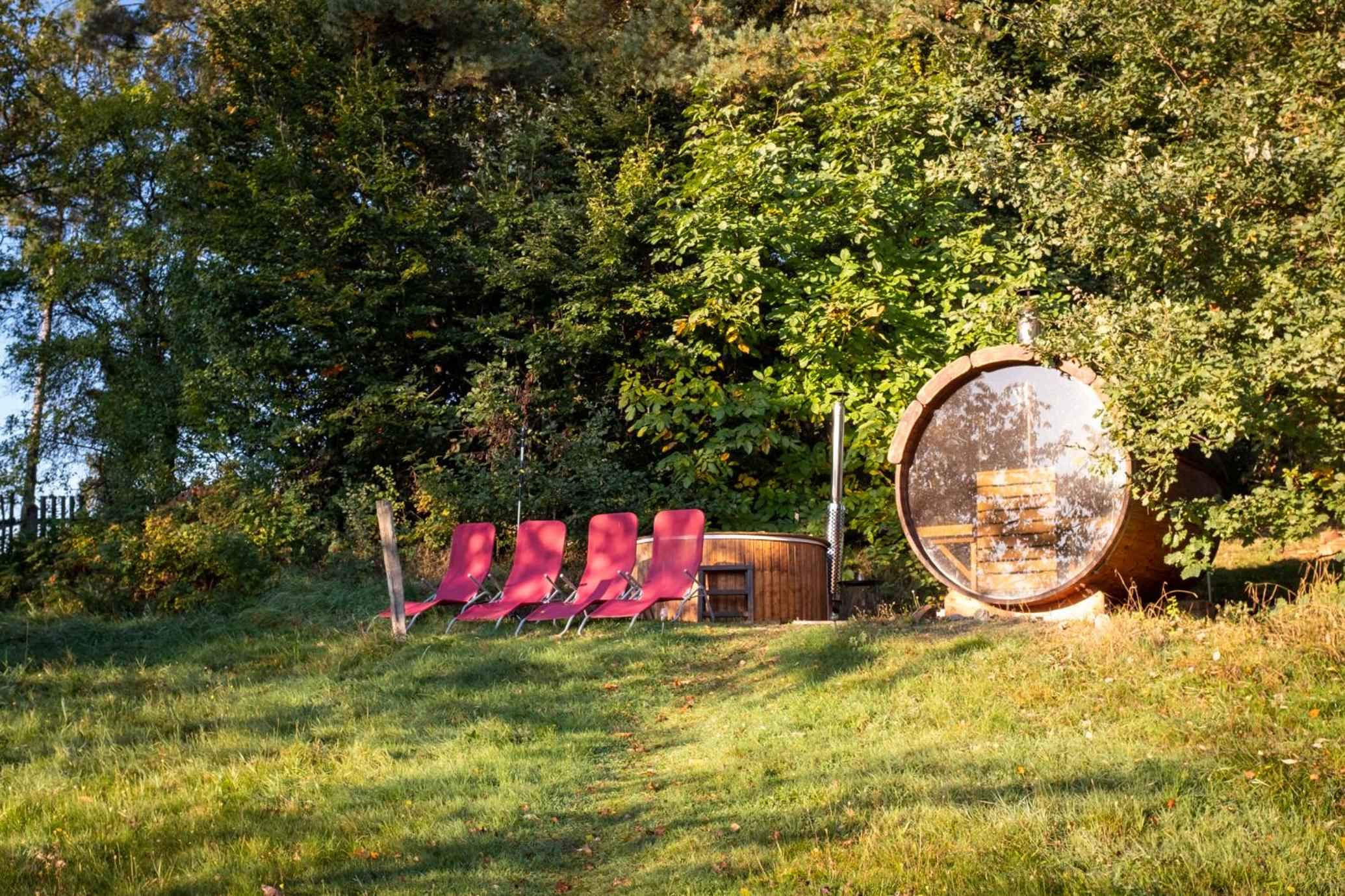 ENJOY Cozy Romance Hills Forest Gardens Views Sauna Whirlpool Bath
