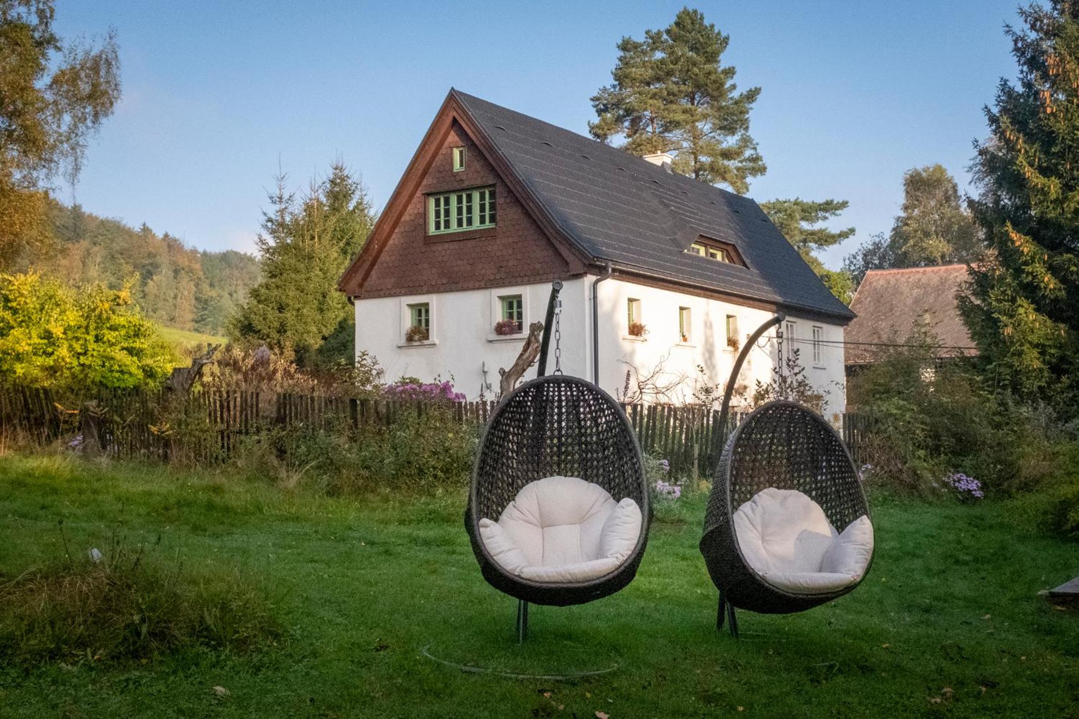 ENJOY Cozy Romance Hills Forest Gardens Views Sauna Whirlpool Bath