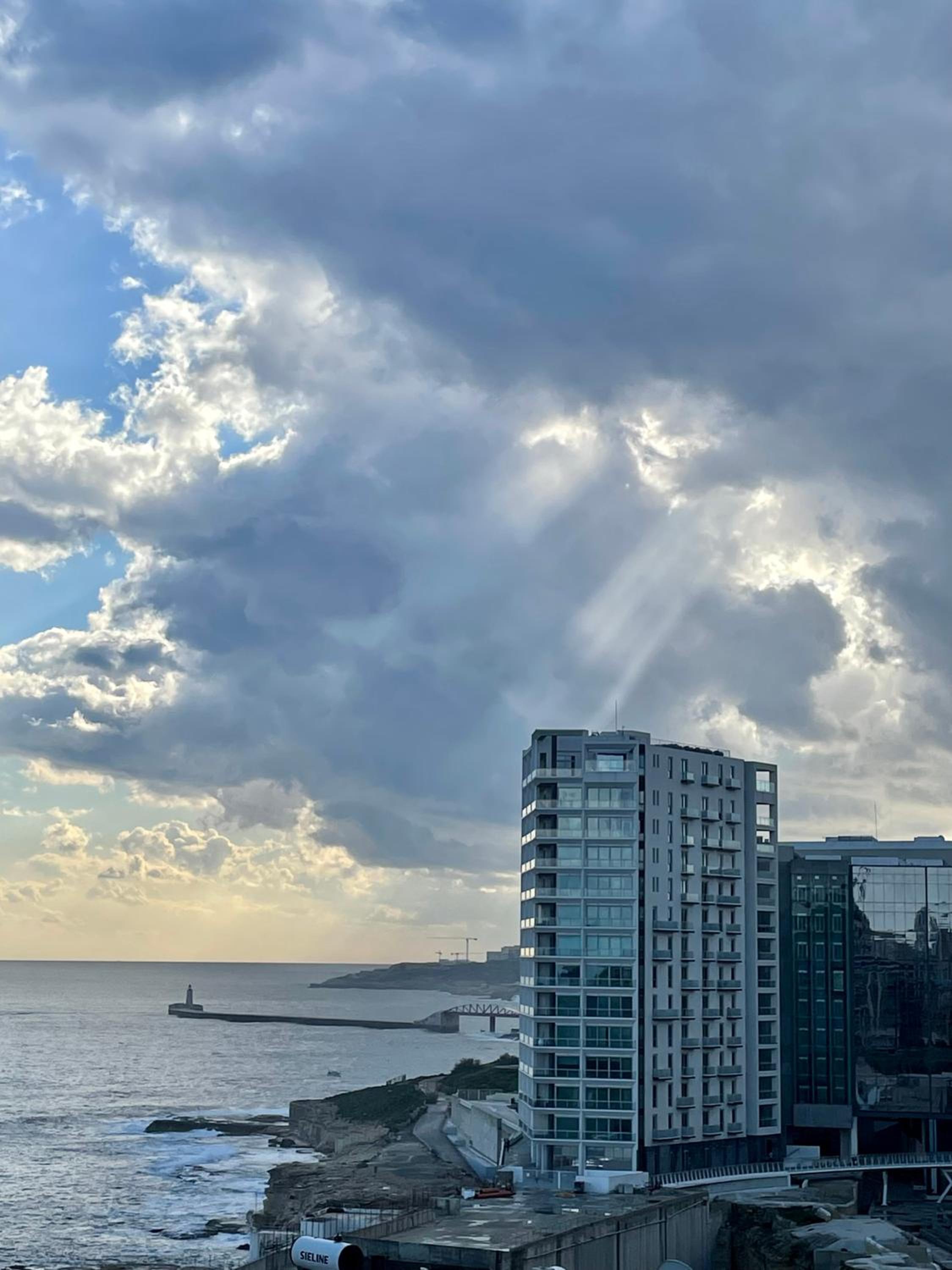 Spacious seaview Sliema Apt, steps from Valletta Ferry