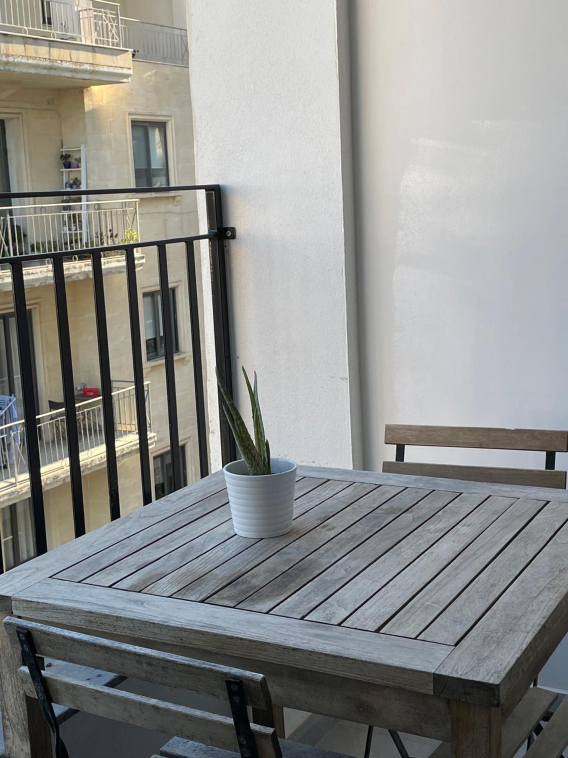 Spacious seaview Sliema Apt, steps from Valletta Ferry