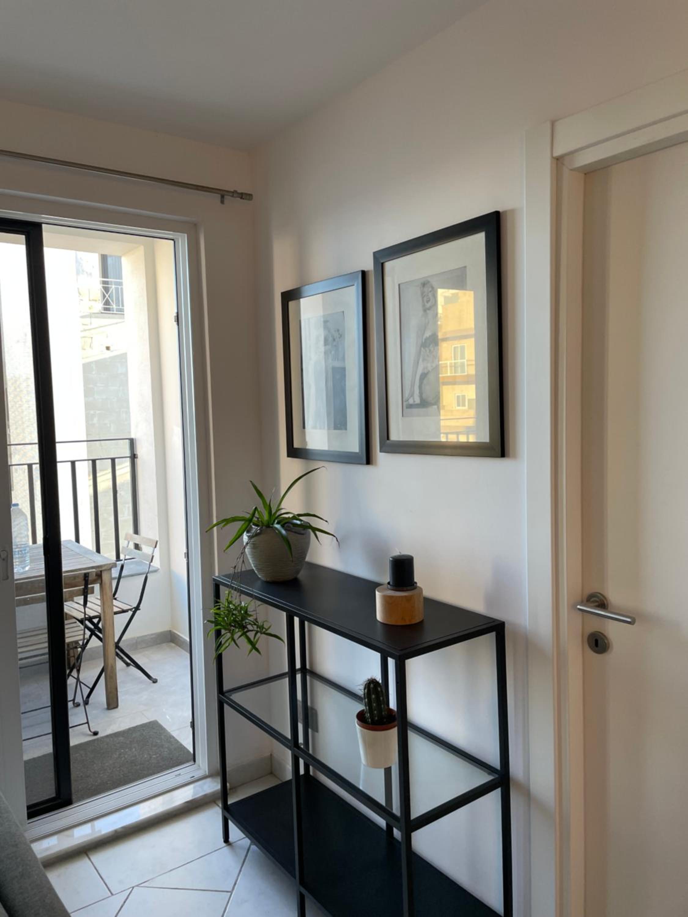 Spacious seaview Sliema Apt, steps from Valletta Ferry