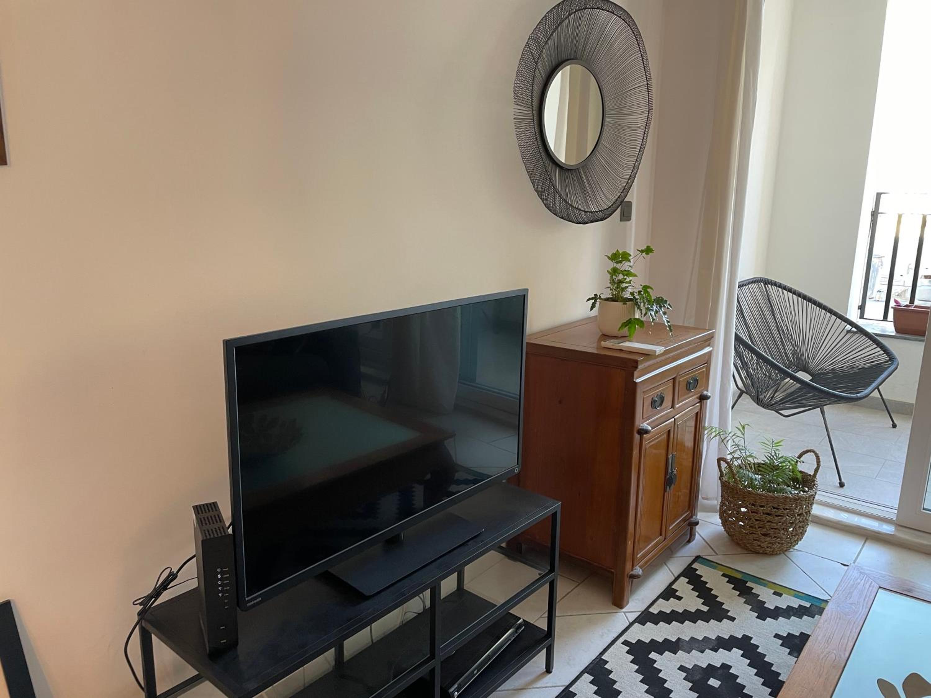 Spacious seaview Sliema Apt, steps from Valletta Ferry
