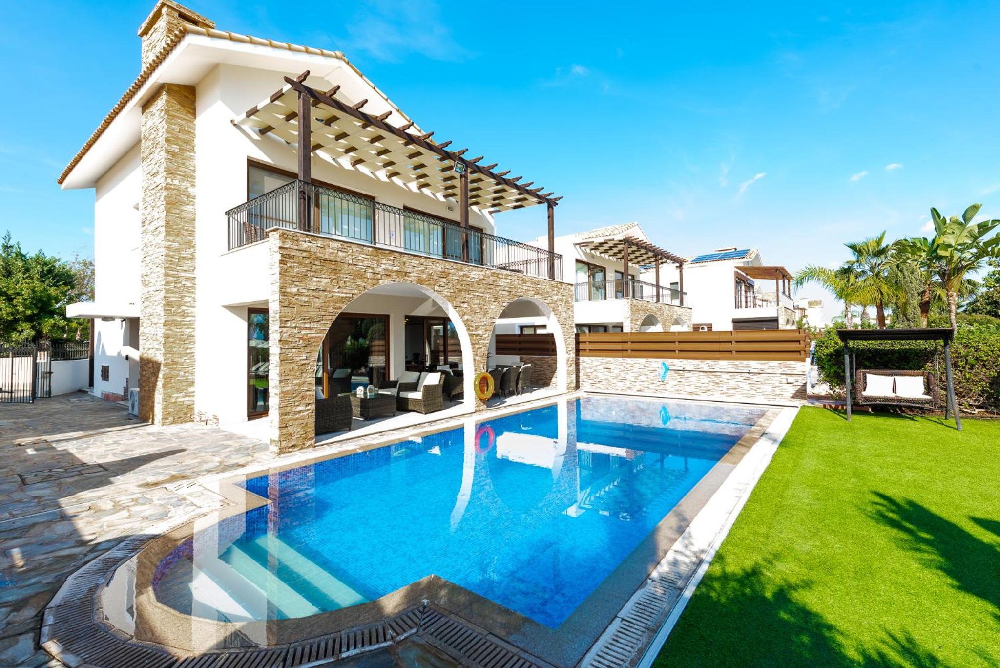 Sea Front Oceanus H2 by Ezoria Villas
